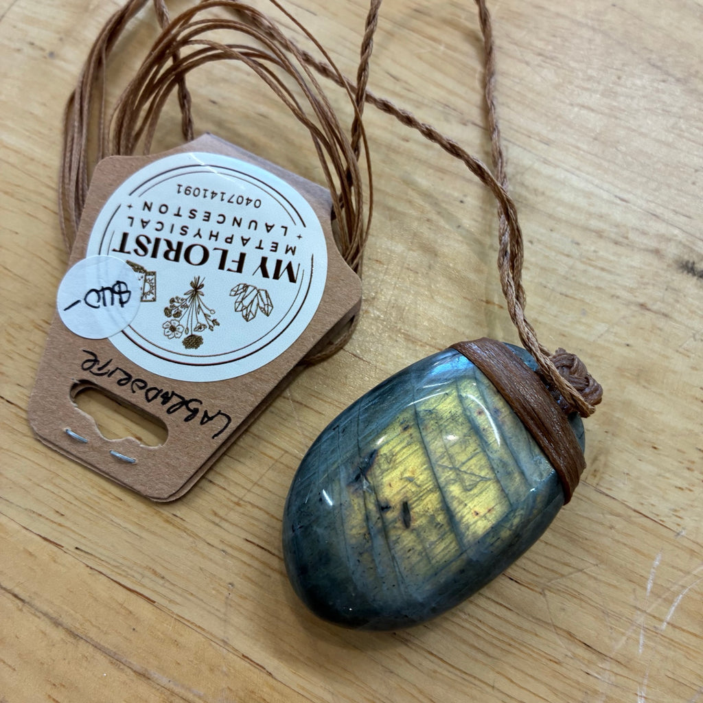 Labradorite Leather Necklace – Protection, Intuition & Transformation