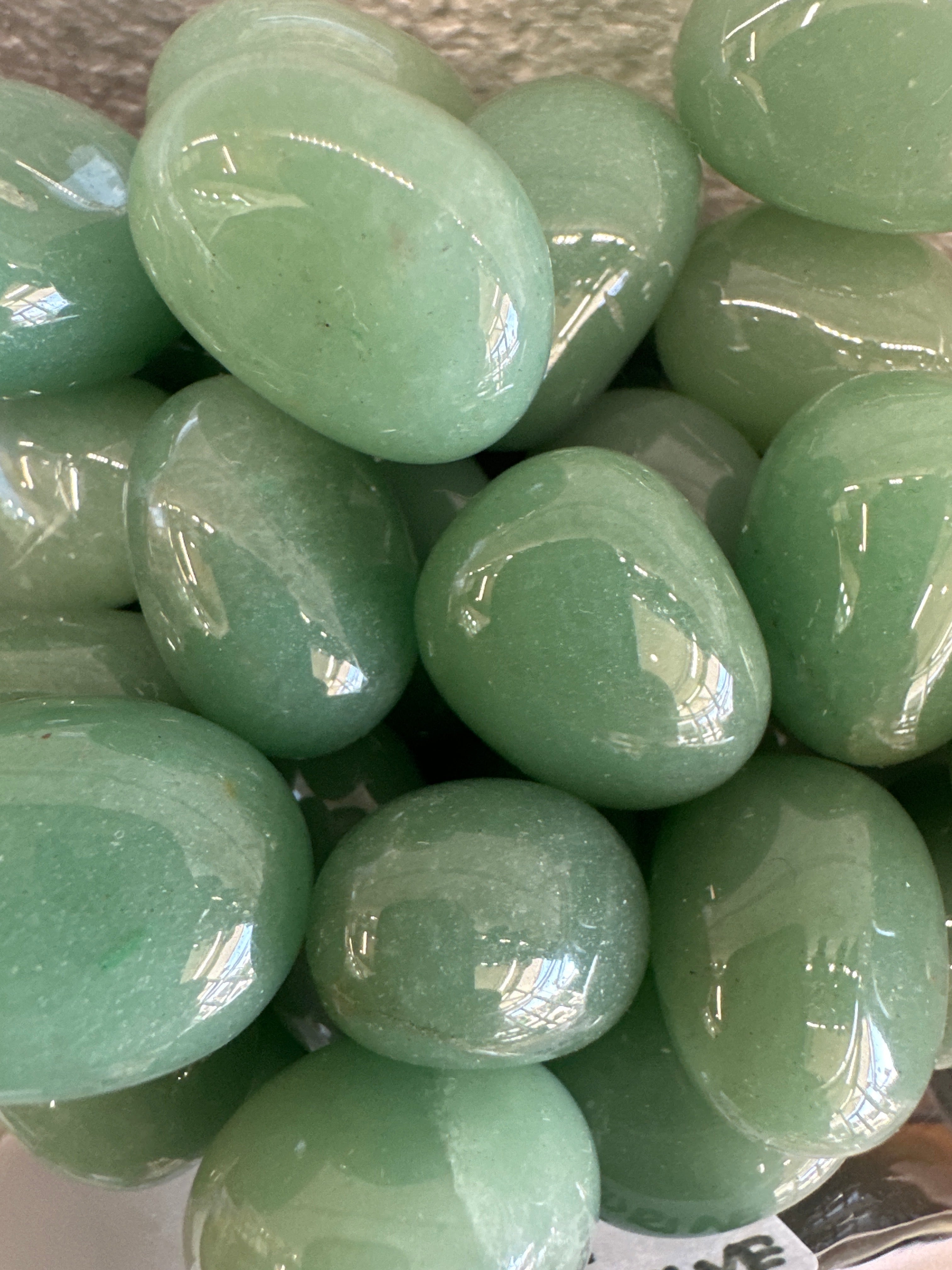 绿色东陵玉抛光石