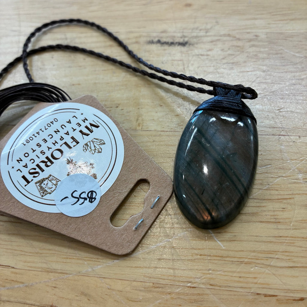 Labradorite Leather Necklace – Intuition, Protection & Transformative Energy