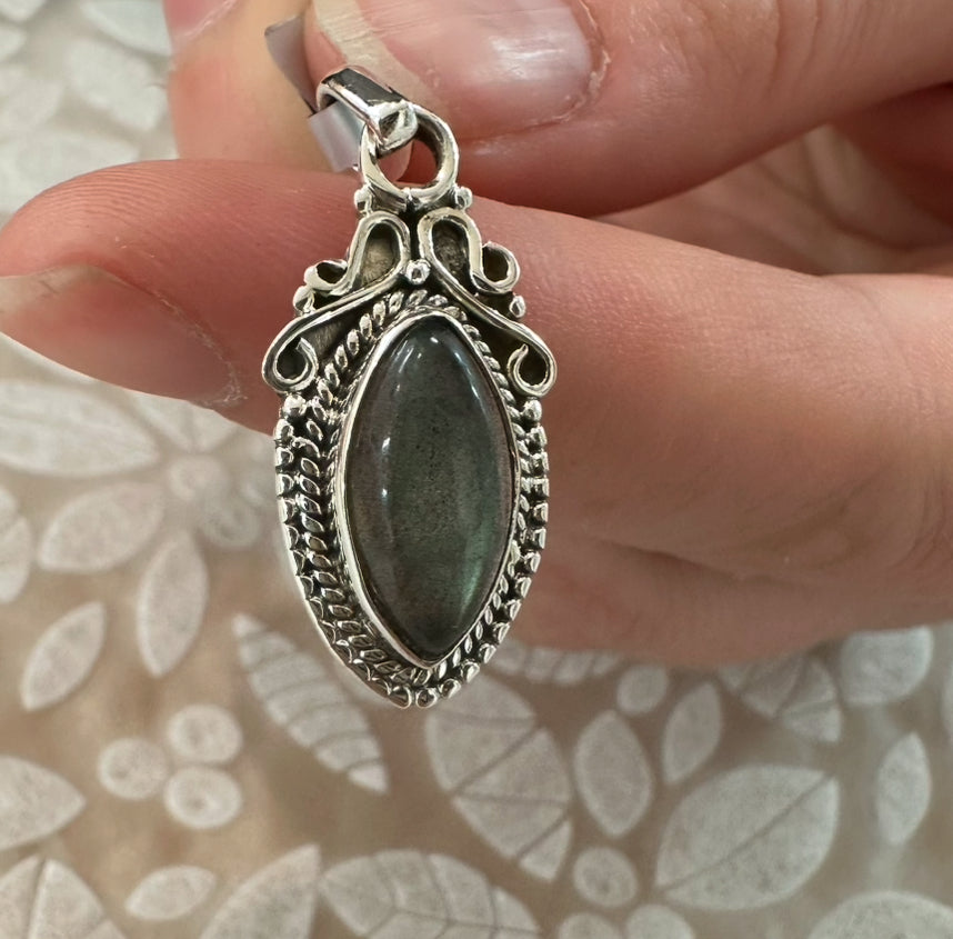 Labradorite Oval Pendant Necklace: 925 Sterling Silver
