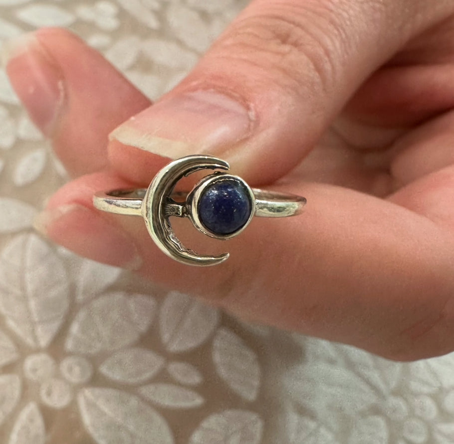 Lapis Lazuli Moon Ring – Wisdom, Truth & Inner Power (AU Q / US 8)