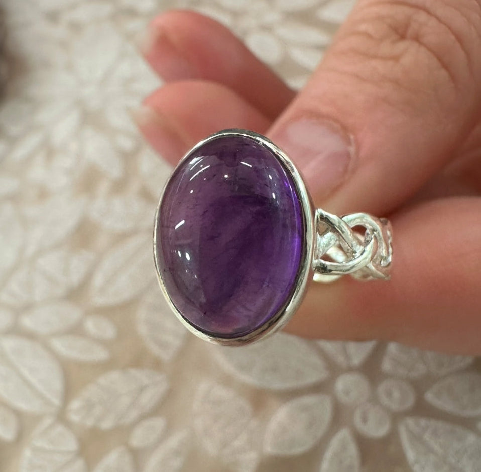 Amethyst Oval Ring, Pattern Band – Intuition, Calm & Spiritual Protection (AU Q / US 8)