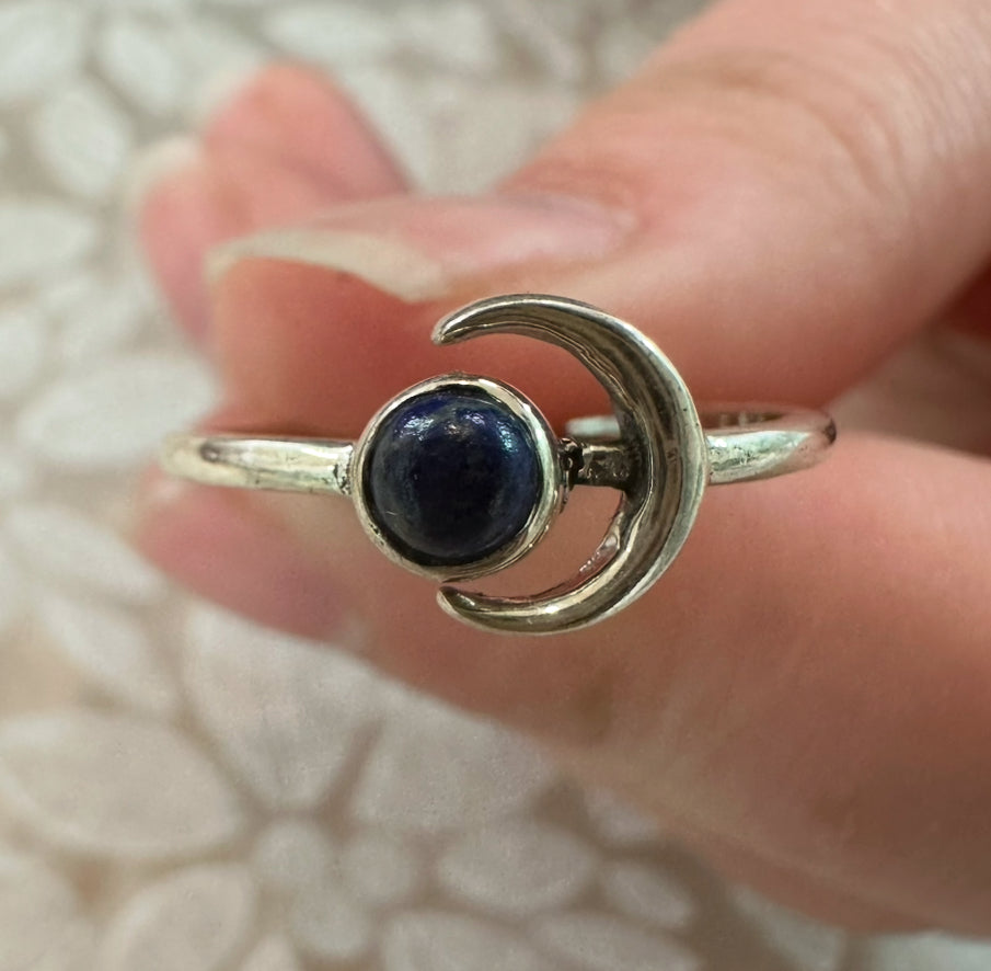 Lapis Lazuli Moon Ring – Wisdom, Truth & Inner Power (AU Q / US 8)