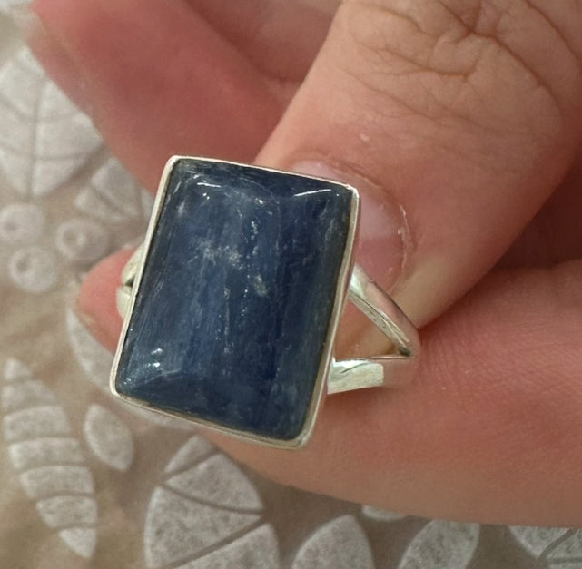Kyanite Oblong Ring – Clarity, Communication & Energy Alignment (AU O / US 7)