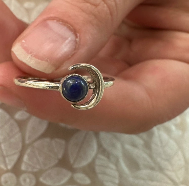 Lapis Lazuli Moon Ring – Wisdom, Truth & Inner Power (AU L / US 6)