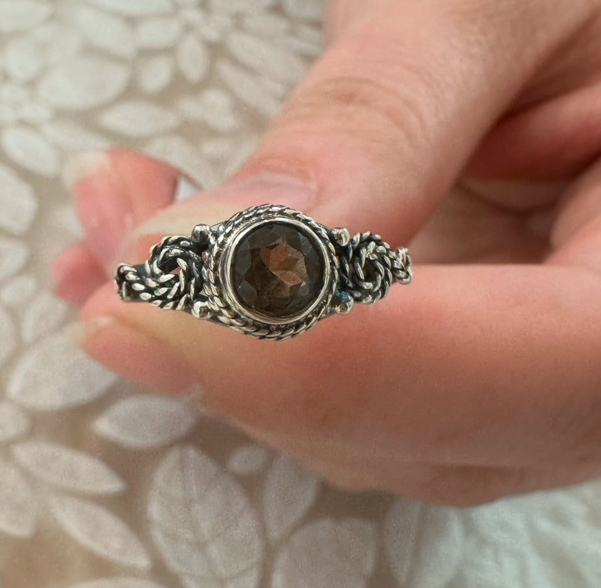 Smoky Quartz Round Ring – Grounding, Protection & Emotional Stability (AU O / US 7)