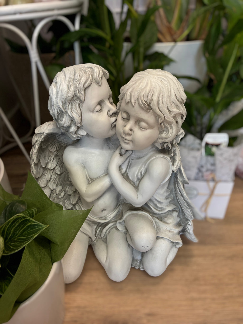 Figurine Kissing Angels