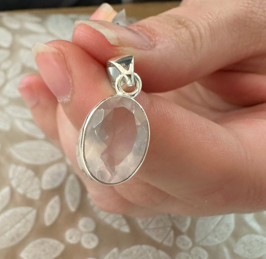Rose Quartz Oval Pendant Necklace: 925 Sterling Silver