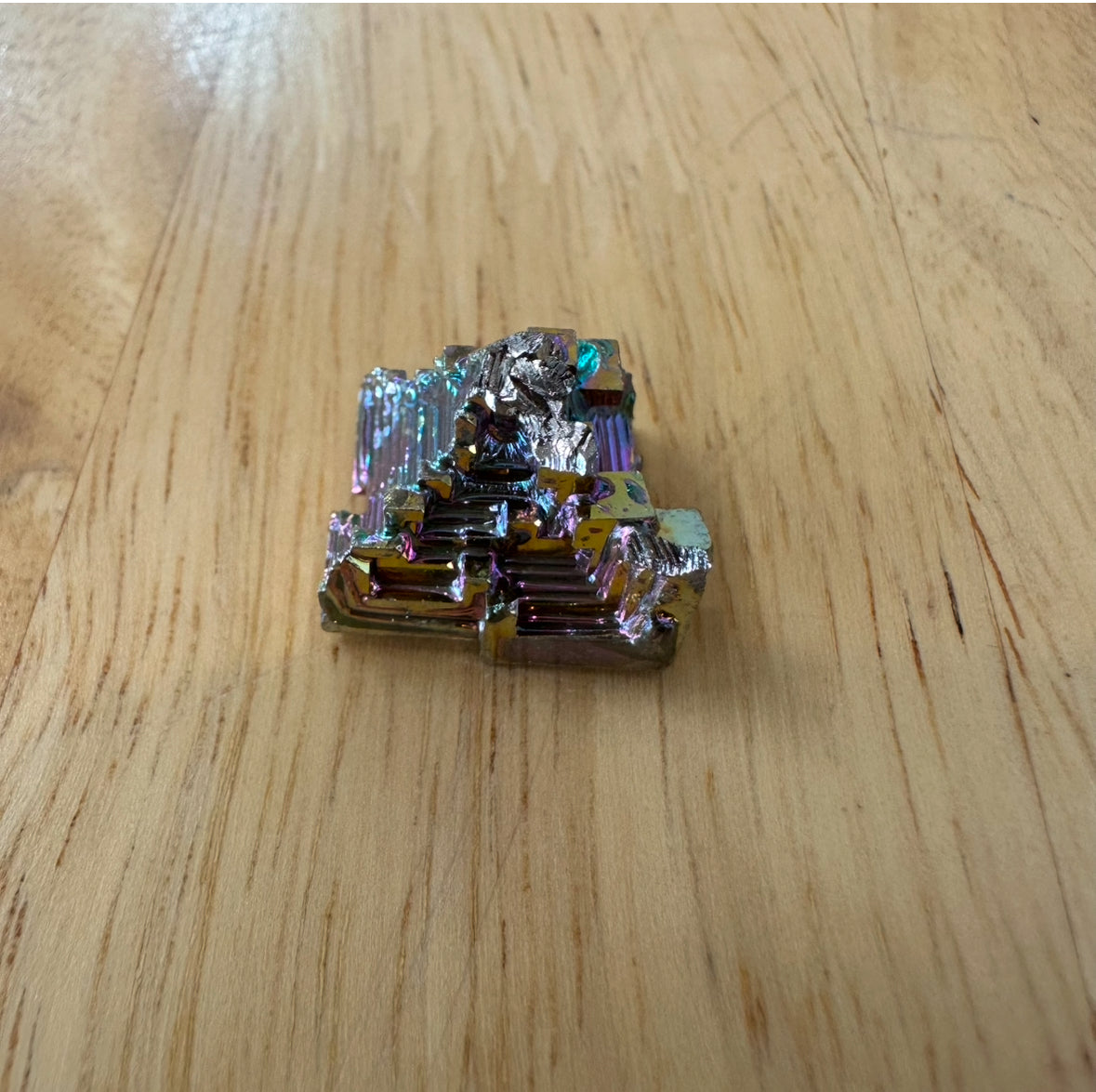 बिस्मथ होपर फॉर्मेशन्स इंद्रधनुषी प्रयोगशाला में उगाए गए क्रिस्टल