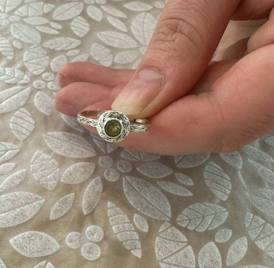 Peridot Ring – Renewal, Joy & Heart Healing (AU P / US 7.5)