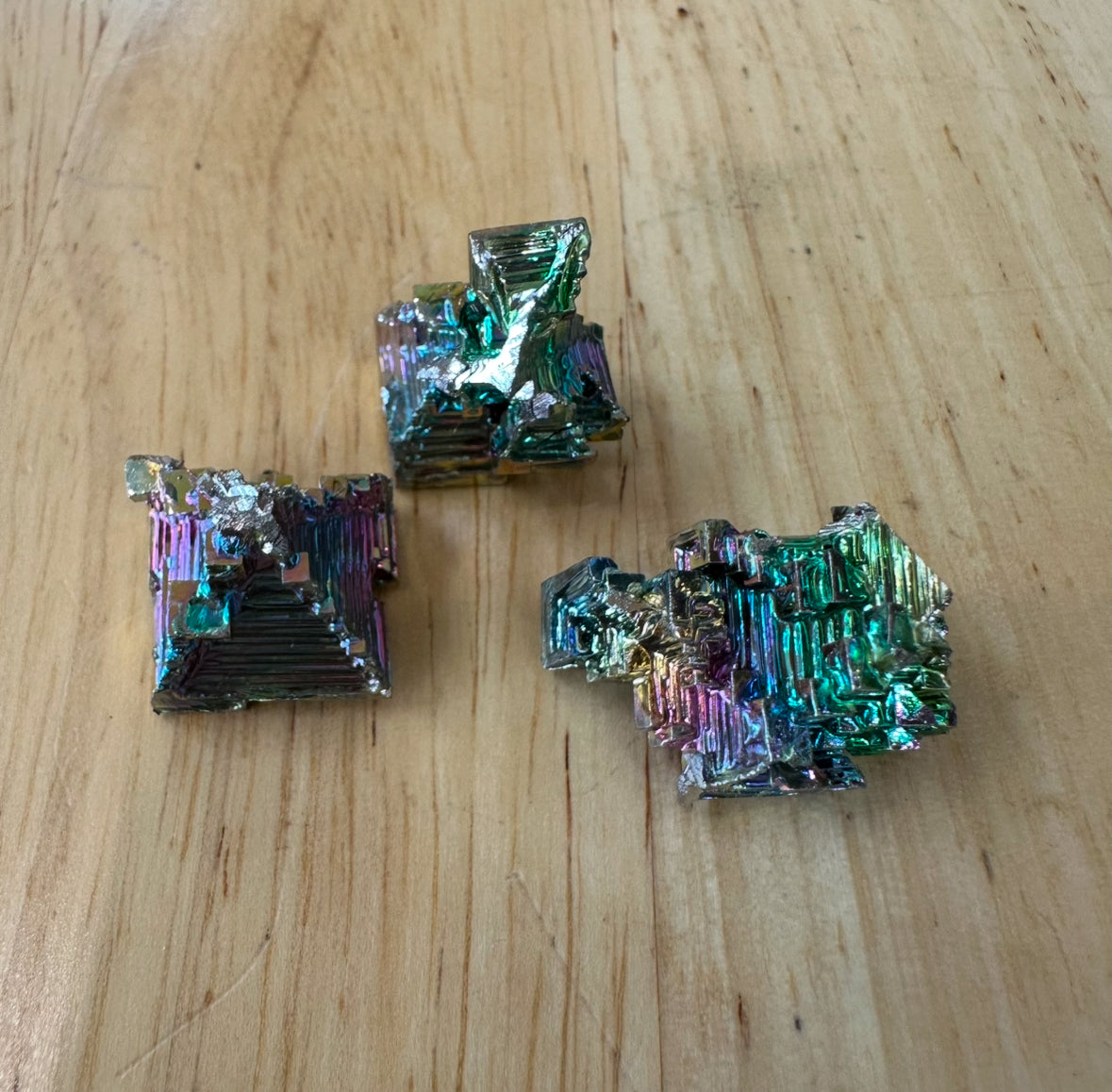 बिस्मथ होपर फॉर्मेशन्स इंद्रधनुषी प्रयोगशाला में उगाए गए क्रिस्टल