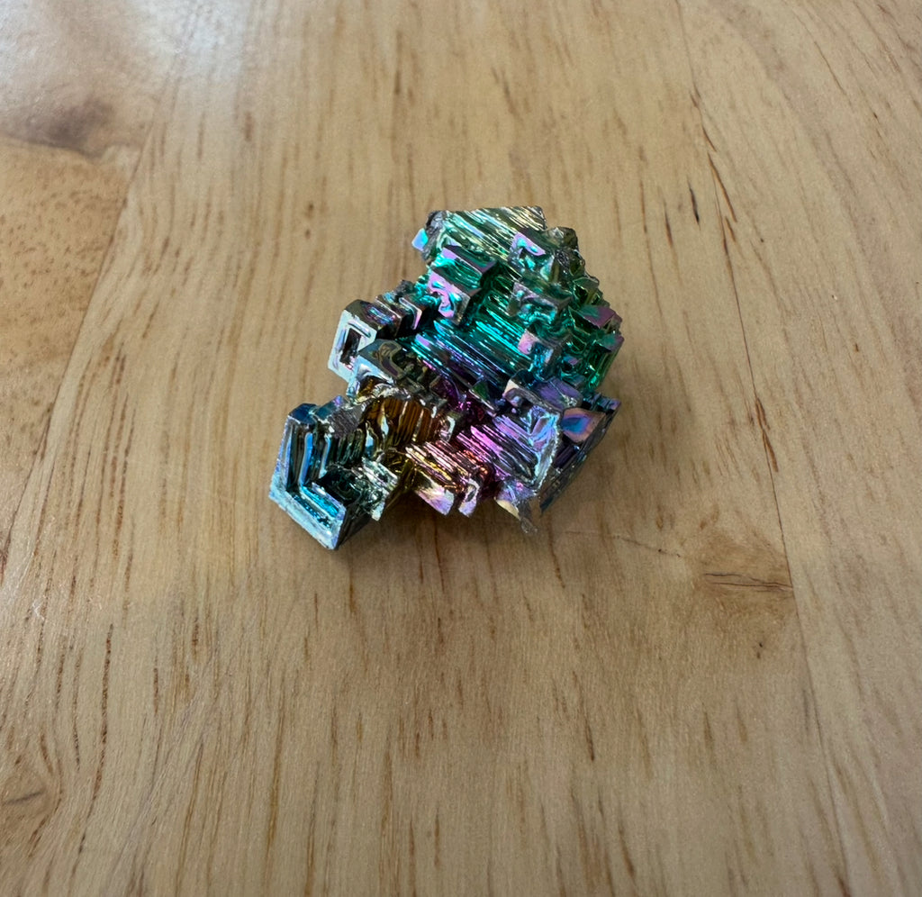 铋霍珀组彩虹色实验室培育晶体