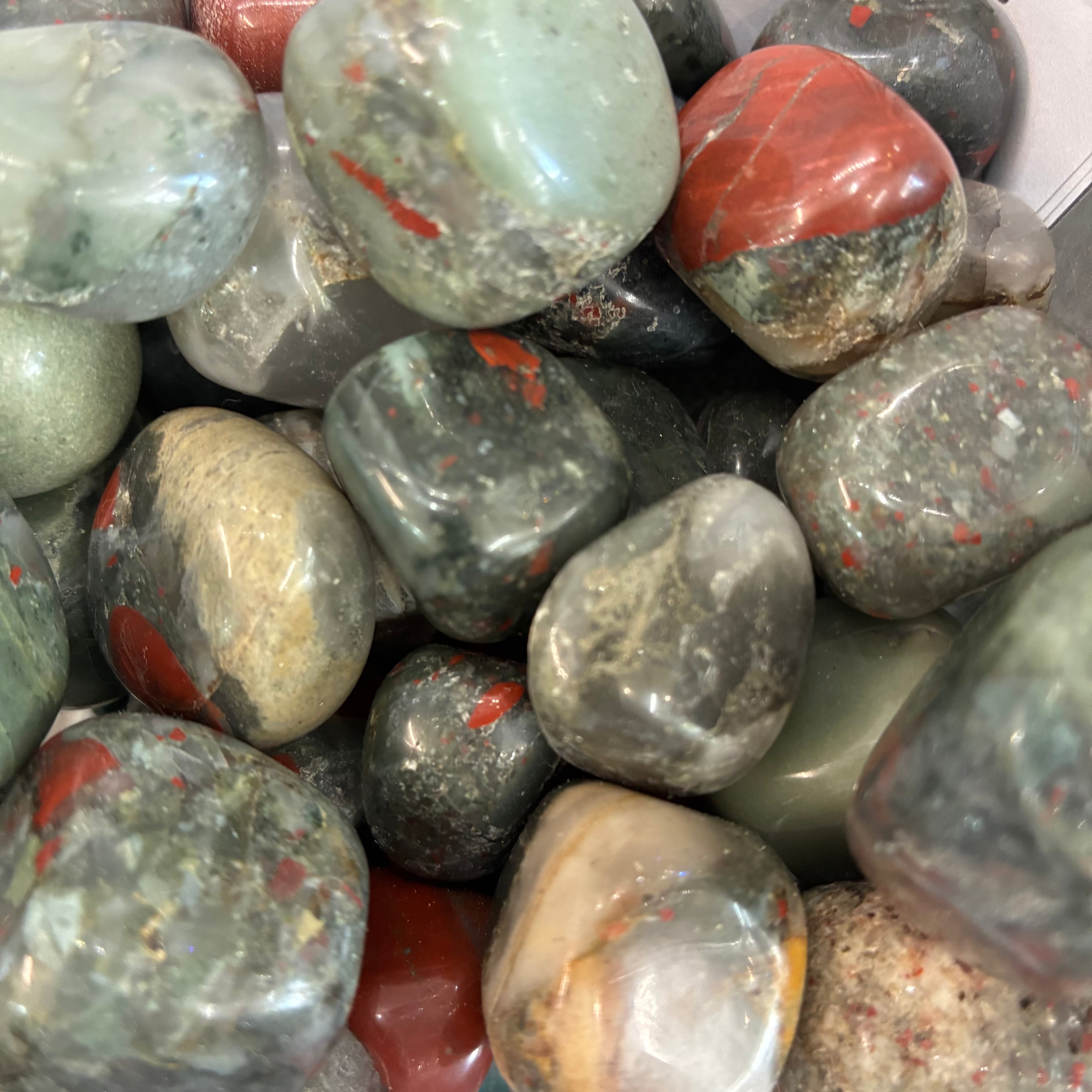 ब्लडस्टोन (सेफ्टोनाइट) टम्बल स्टोन्स