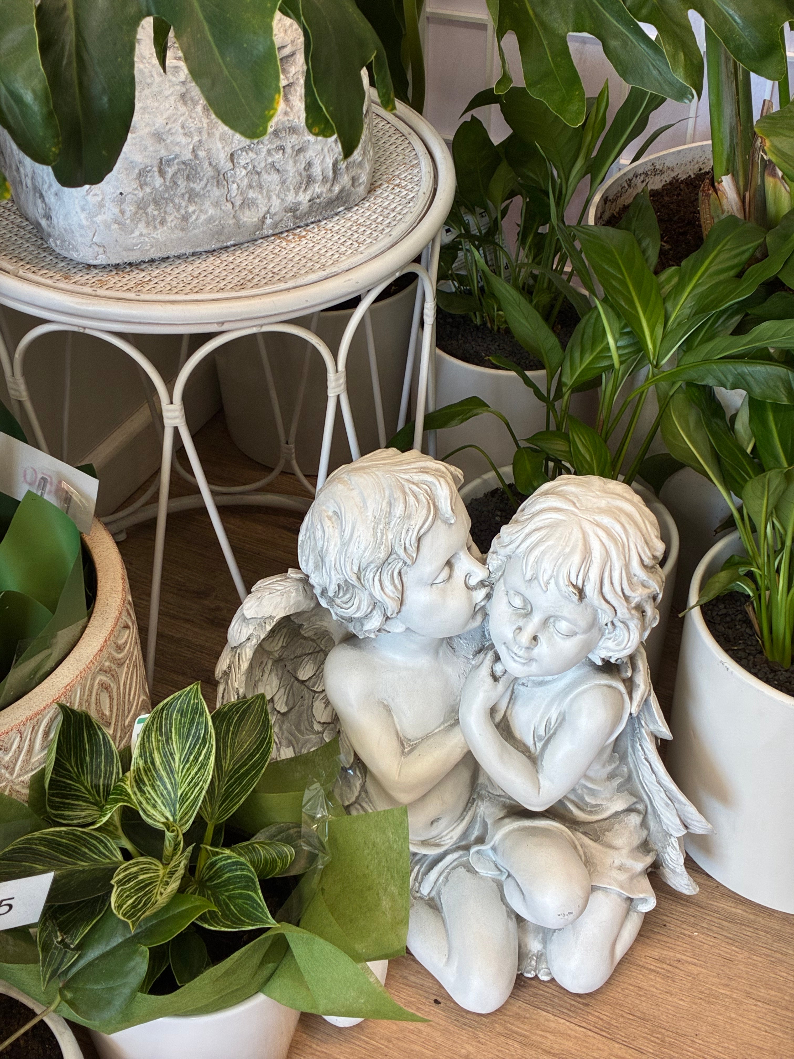 Figurine Kissing Angels