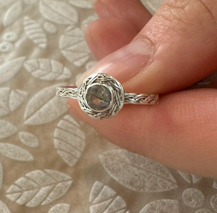 Labradorite Ring – Intuition, Protection & Transformation (AU P½ / US 7.5)