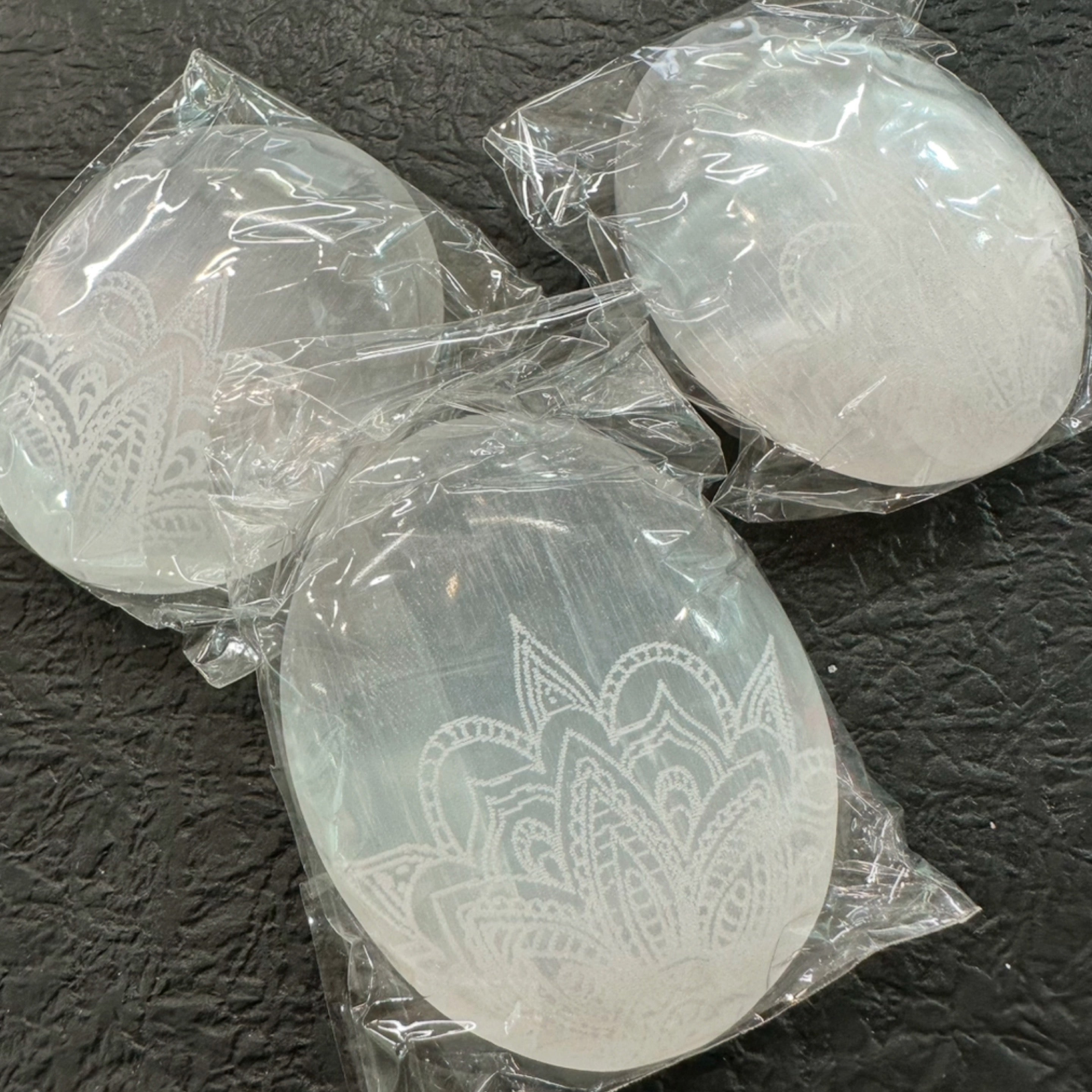 साटन स्पार पाम स्टोन - लोटस मंडला एचिंग