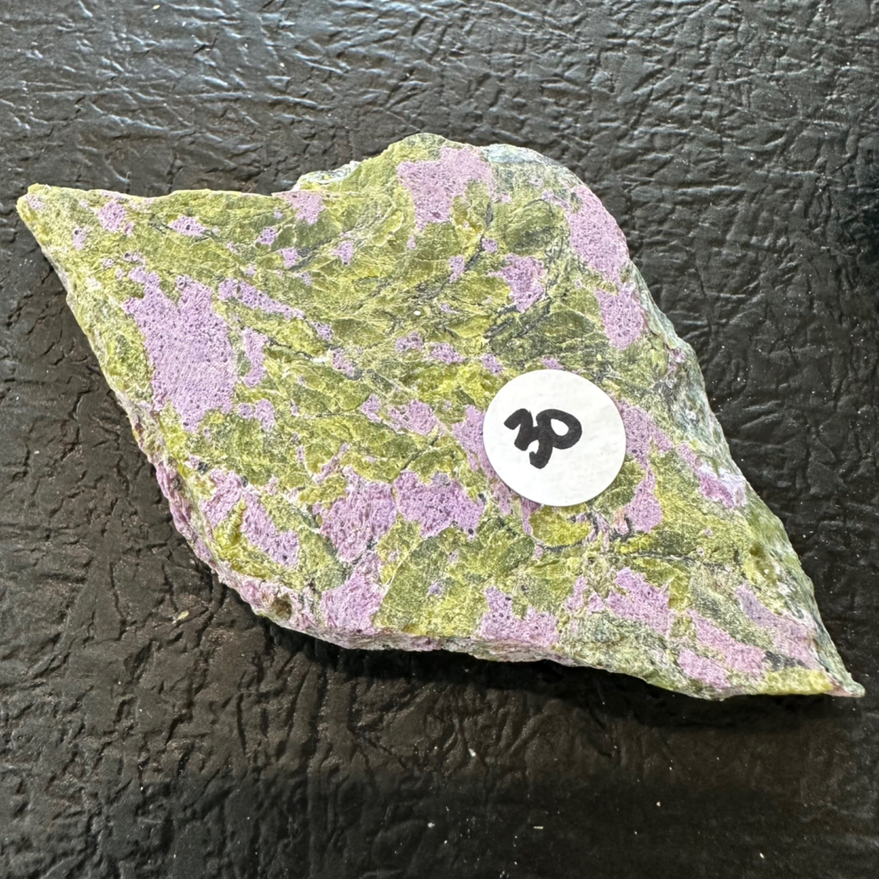 स्टिचटाइट (तस्मानियाई) उर्फ ​​अटलांटिसाइट रॉ स्लाइस के साथ सर्पेन्टाइन | स्लैब