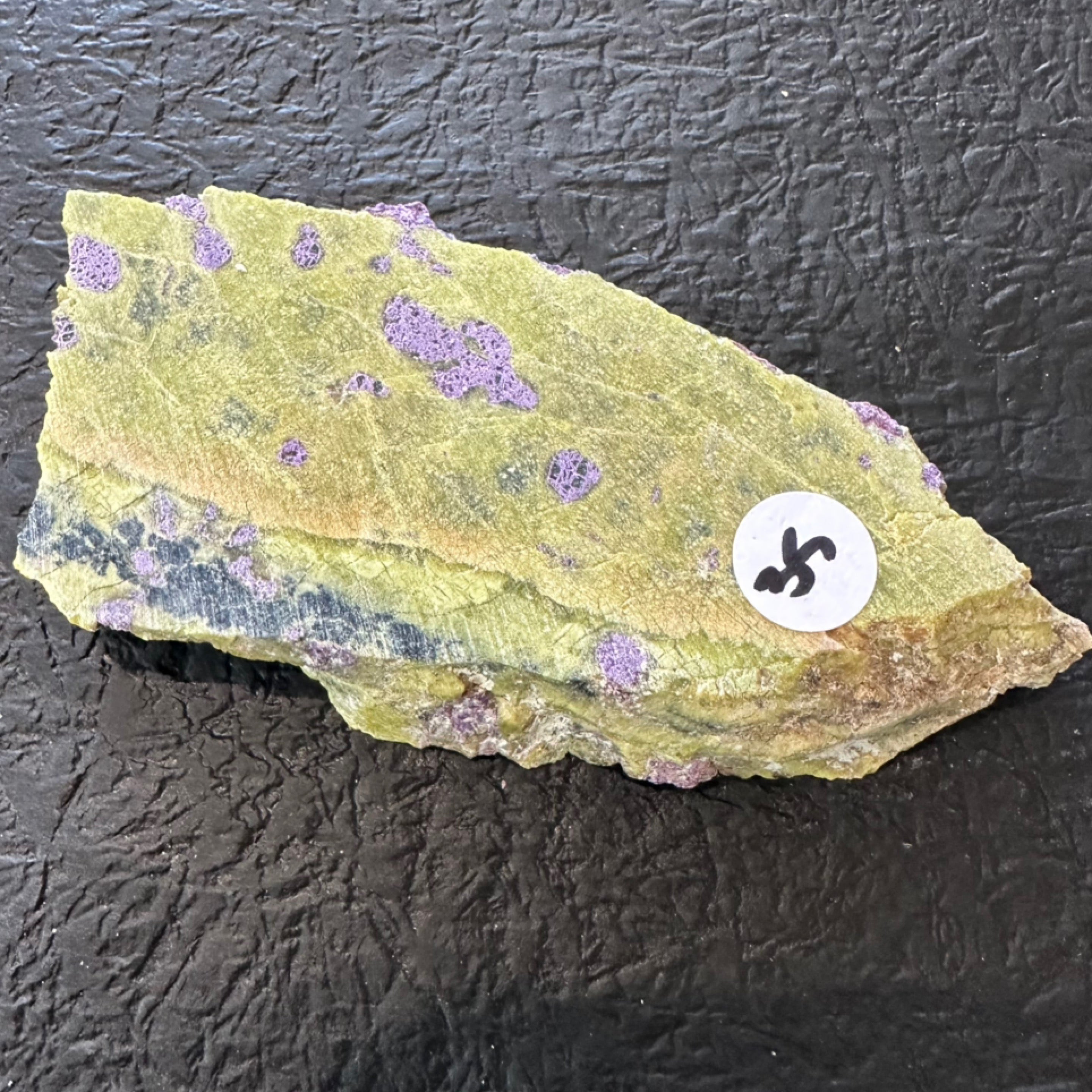 स्टिचटाइट (तस्मानियाई) उर्फ ​​अटलांटिसाइट रॉ स्लाइस के साथ सर्पेन्टाइन | स्लैब