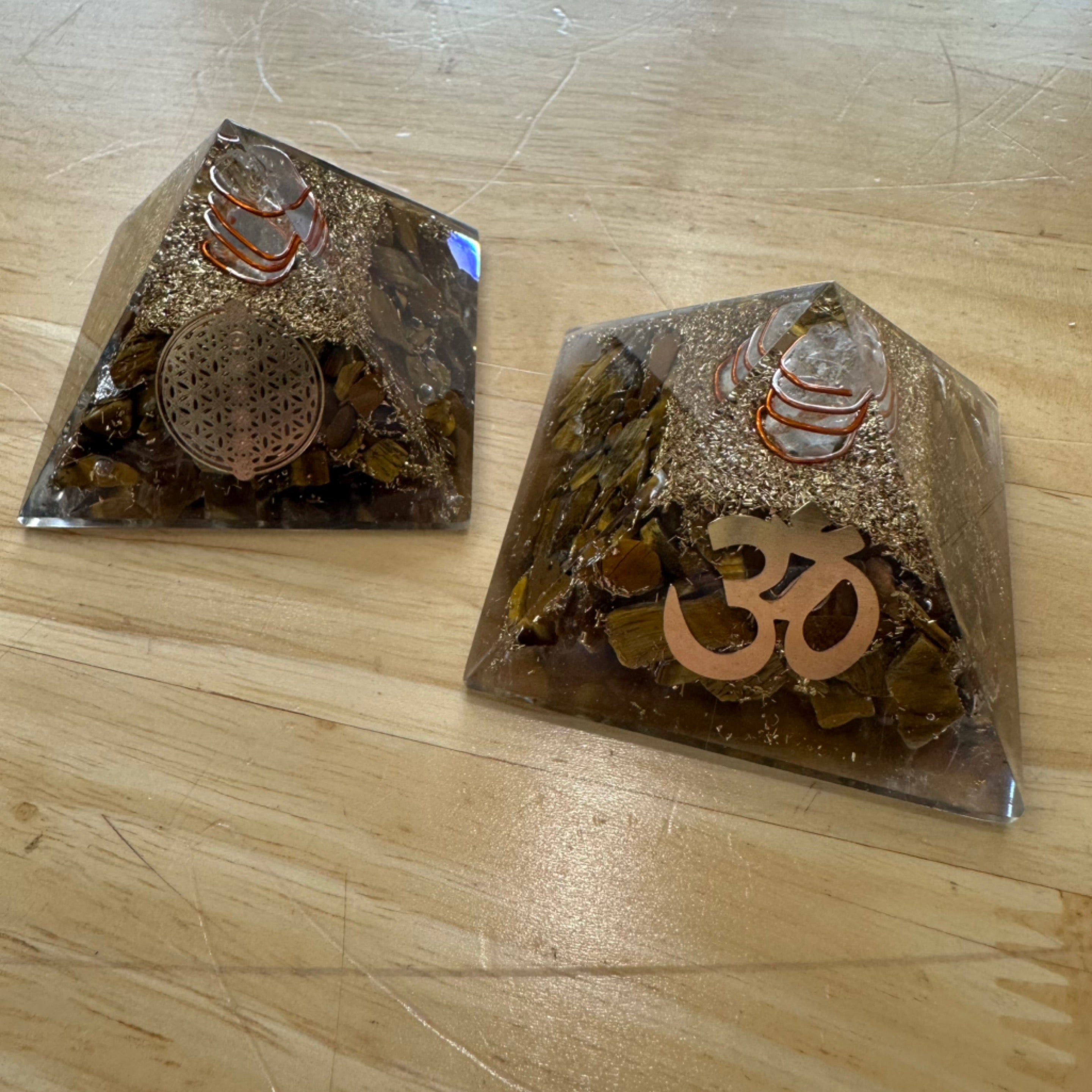 टाइगर आई ऑर्गोनाइट पिरामिड 5.5 सेमी