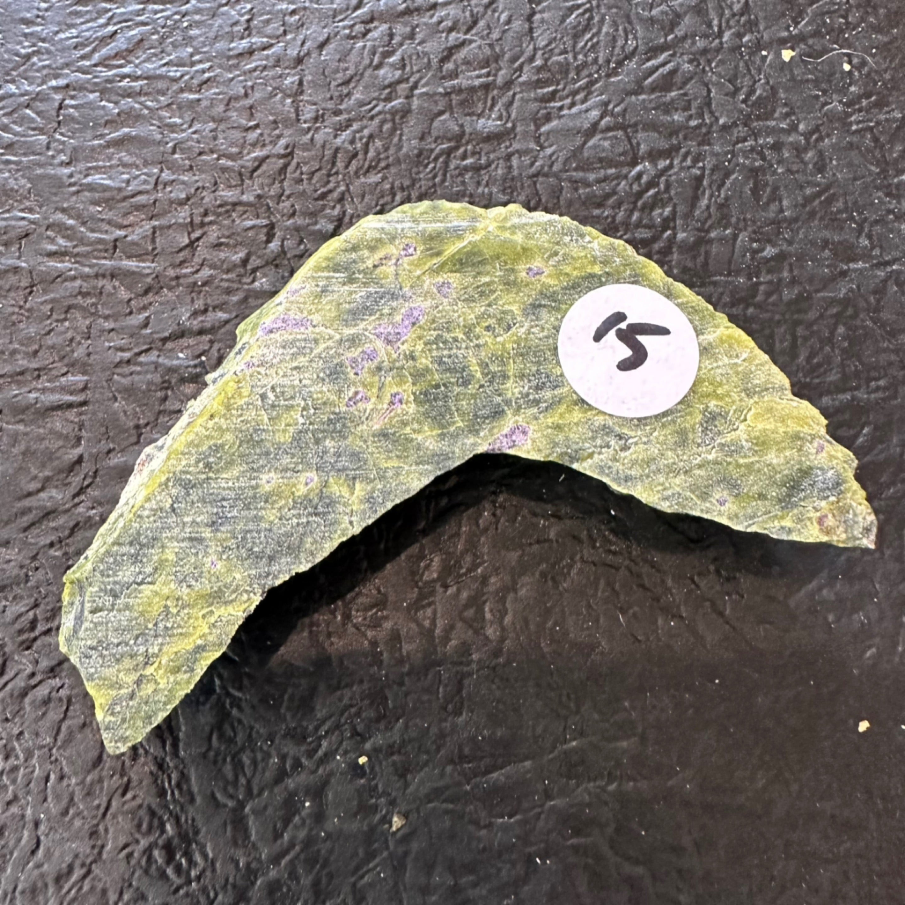 स्टिचटाइट (तस्मानियाई) उर्फ ​​अटलांटिसाइट रॉ स्लाइस के साथ सर्पेन्टाइन | स्लैब