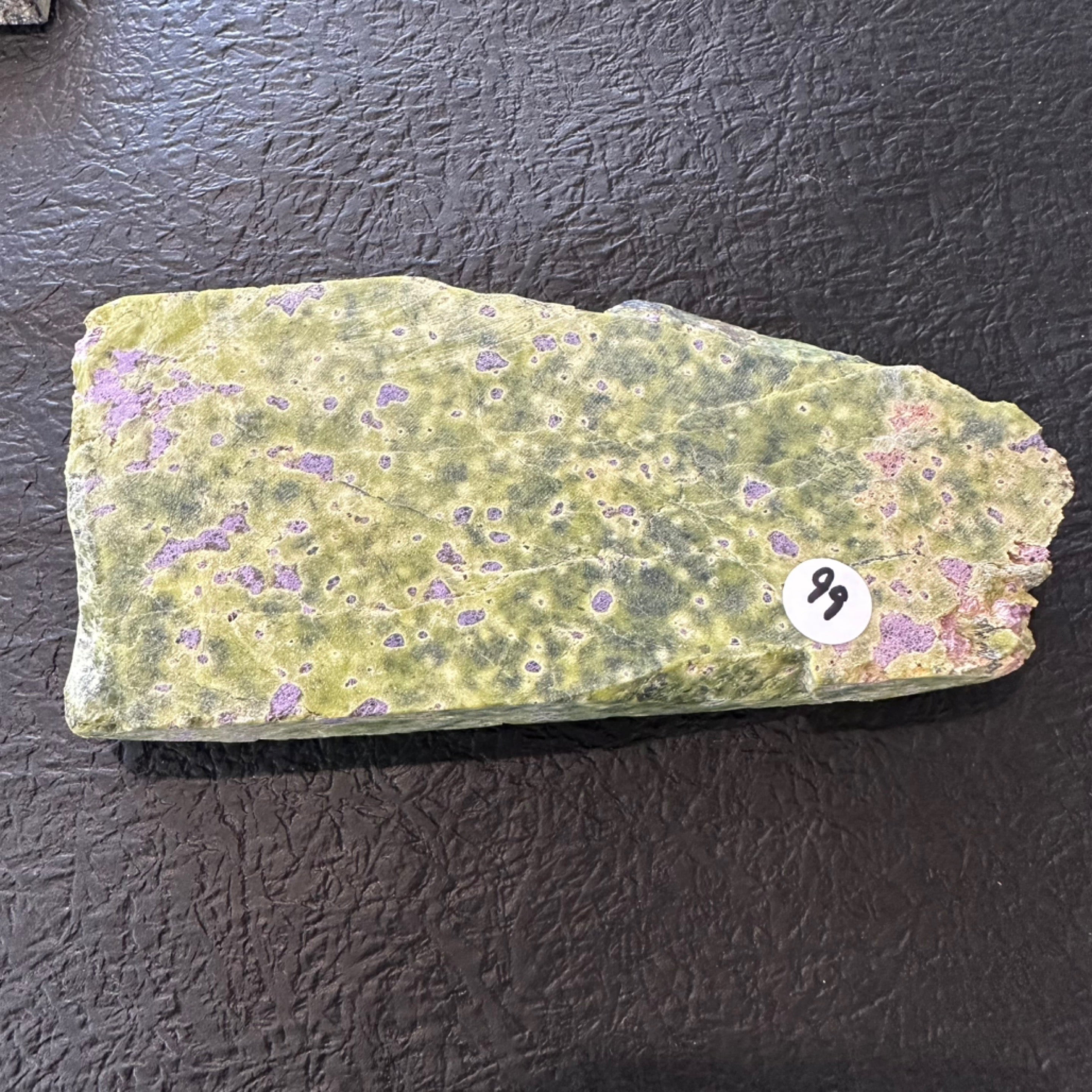 स्टिचटाइट (तस्मानियाई) उर्फ ​​अटलांटिसाइट रॉ स्लाइस के साथ सर्पेन्टाइन | स्लैब