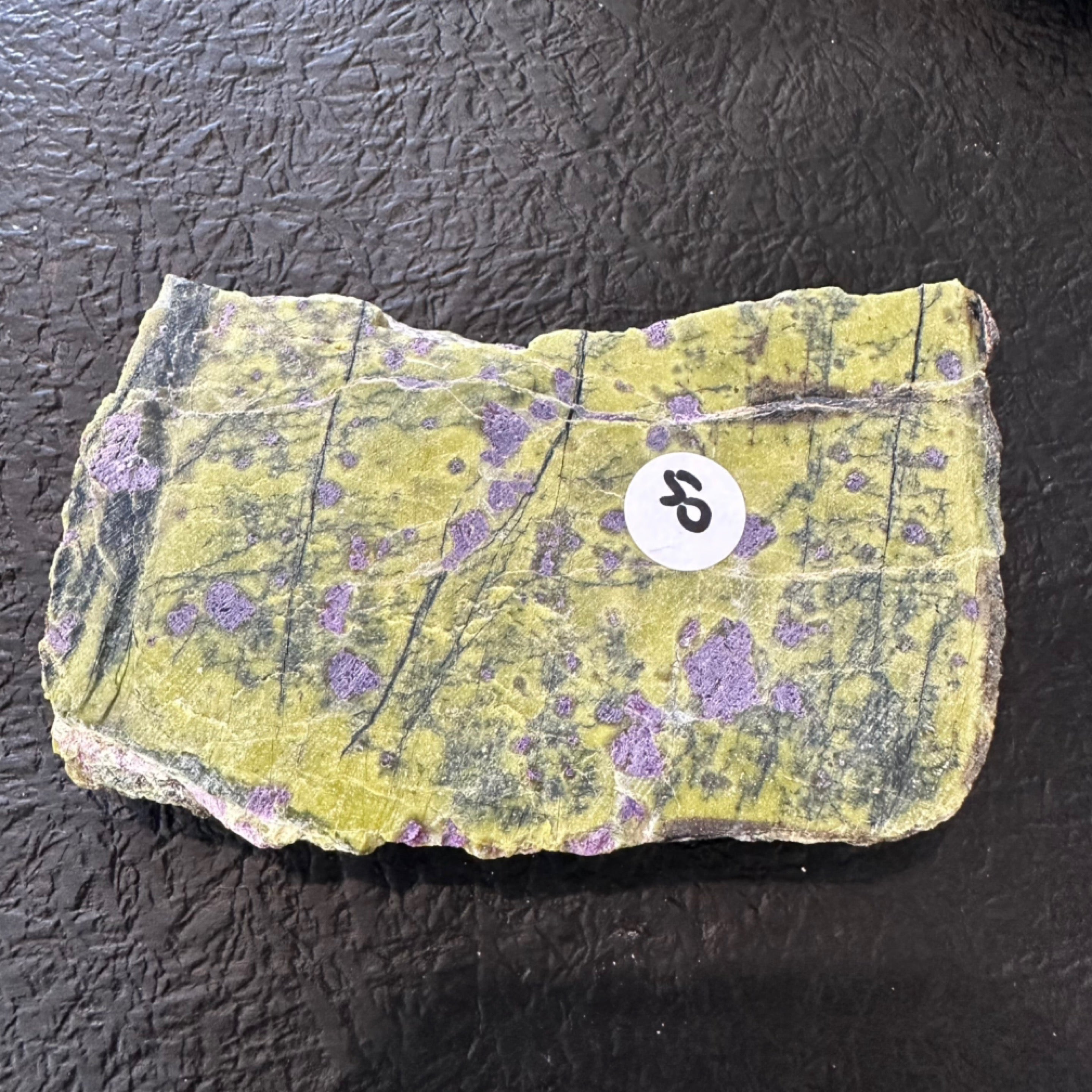 स्टिचटाइट (तस्मानियाई) उर्फ ​​अटलांटिसाइट रॉ स्लाइस के साथ सर्पेन्टाइन | स्लैब