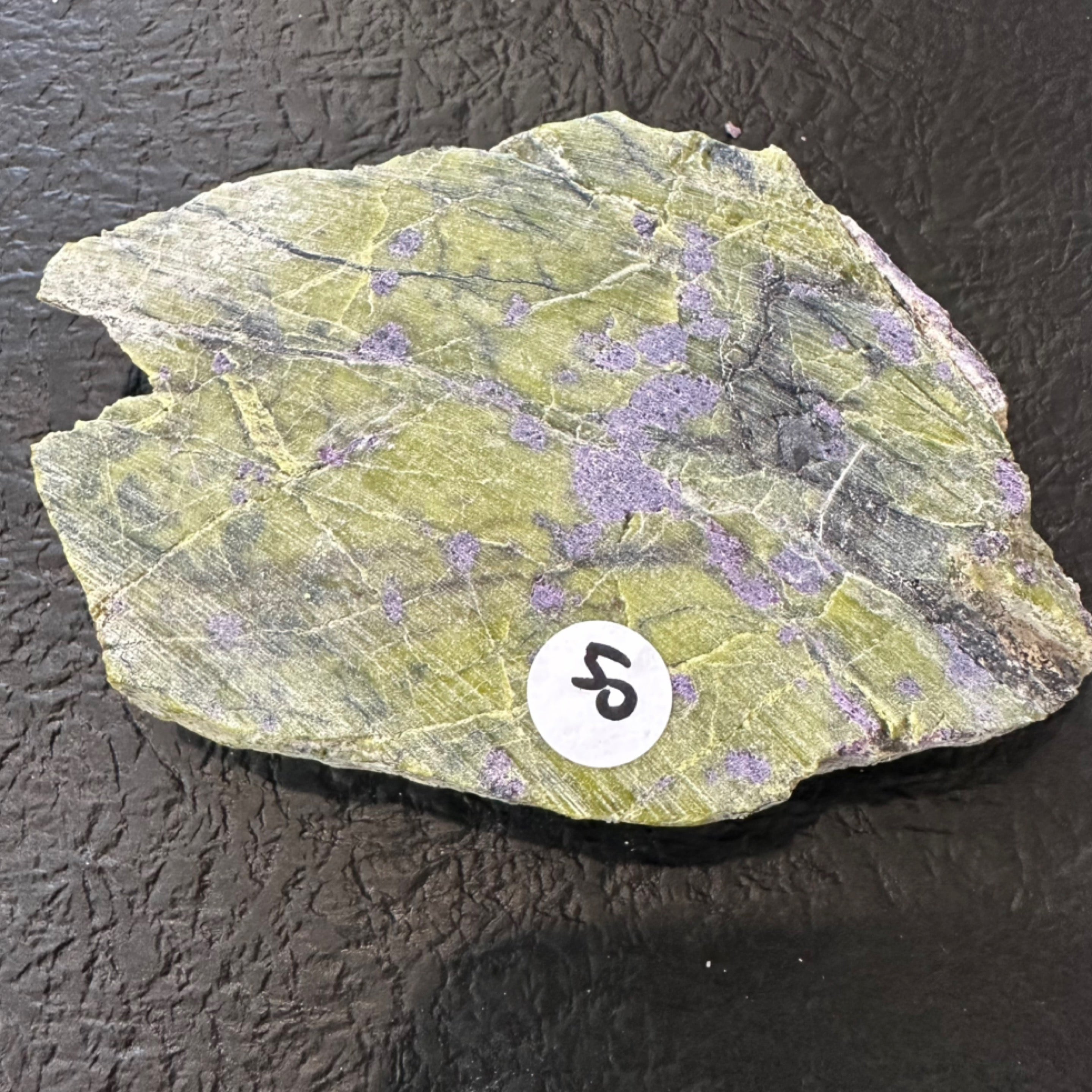 स्टिचटाइट (तस्मानियाई) उर्फ ​​अटलांटिसाइट रॉ स्लाइस के साथ सर्पेन्टाइन | स्लैब