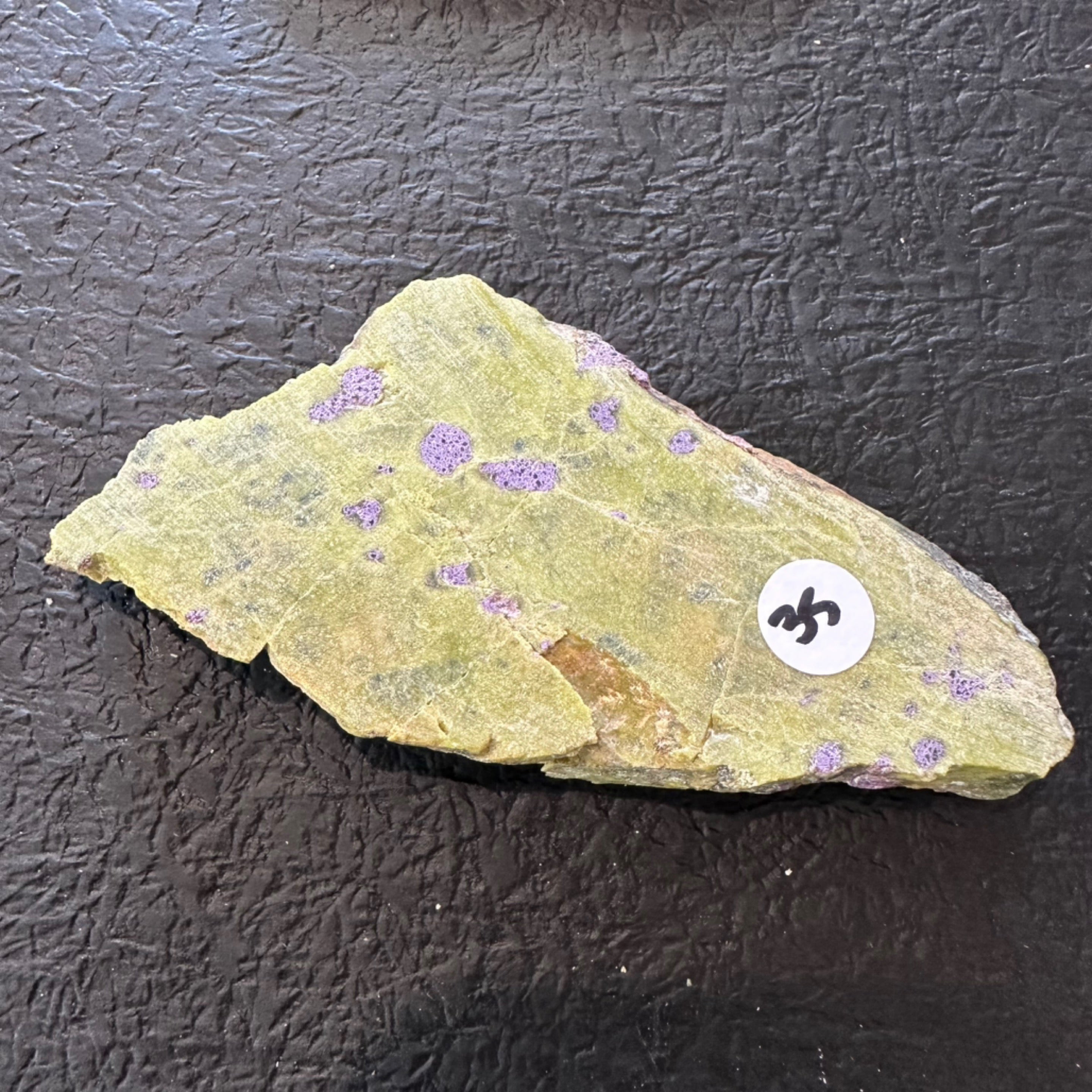 स्टिचटाइट (तस्मानियाई) उर्फ ​​अटलांटिसाइट रॉ स्लाइस के साथ सर्पेन्टाइन | स्लैब