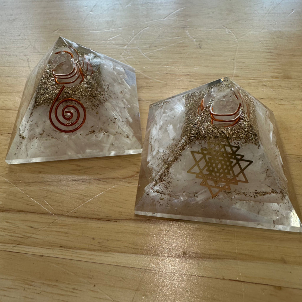 सेलेनाइट ऑर्गोनाइट पिरामिड 5.5 सेमी