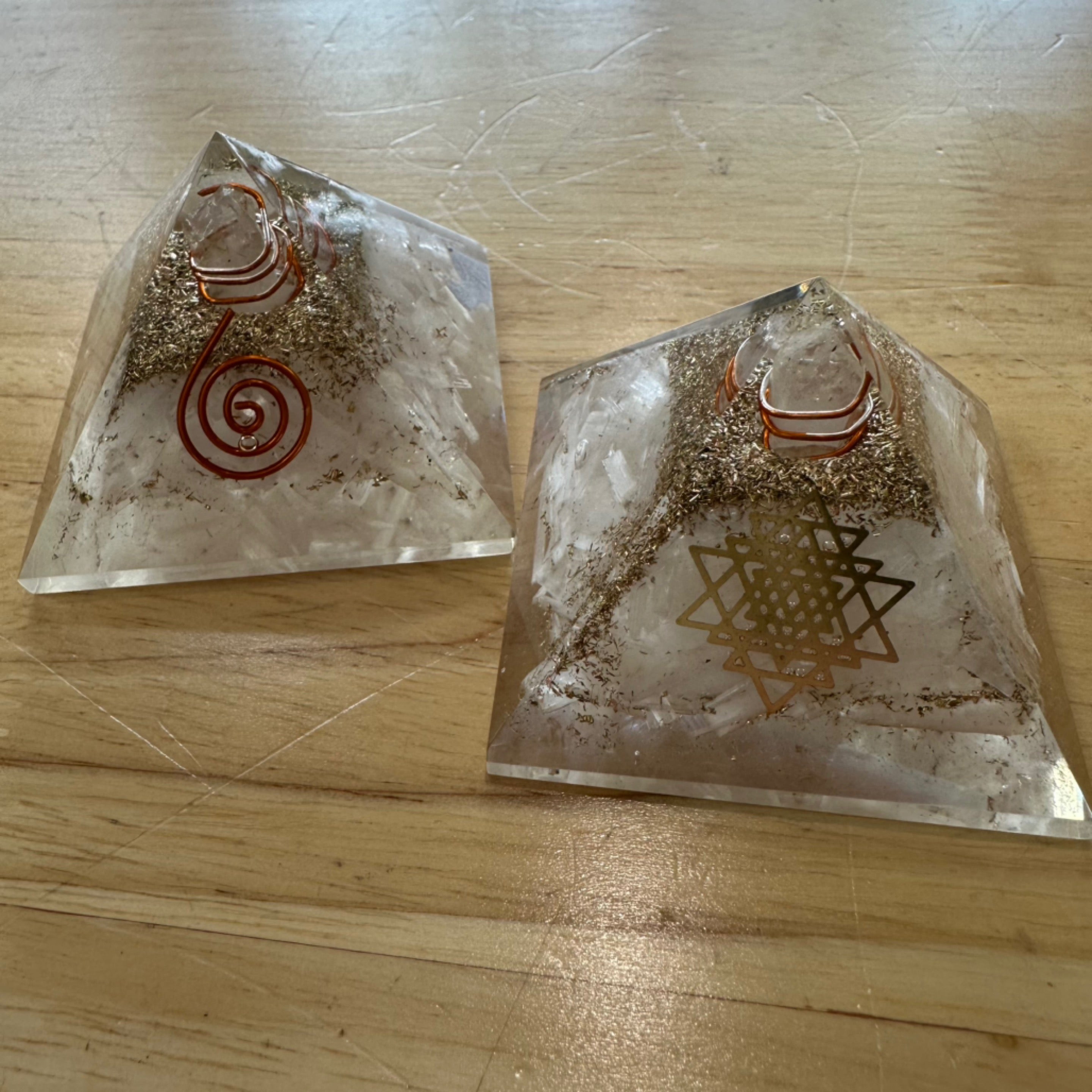 सेलेनाइट ऑर्गोनाइट पिरामिड 5.5 सेमी