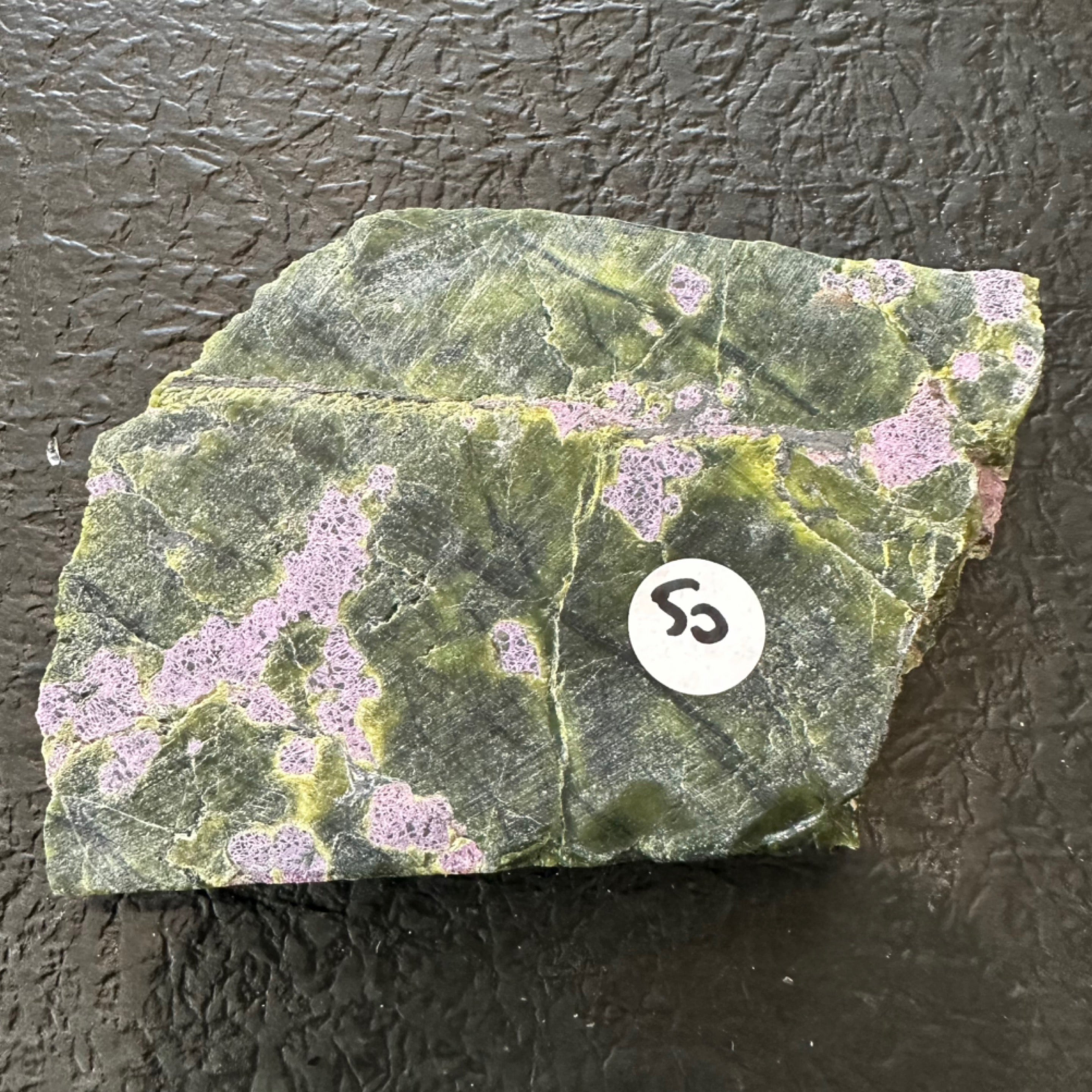 स्टिचटाइट (तस्मानियाई) उर्फ ​​अटलांटिसाइट रॉ स्लाइस के साथ सर्पेन्टाइन | स्लैब