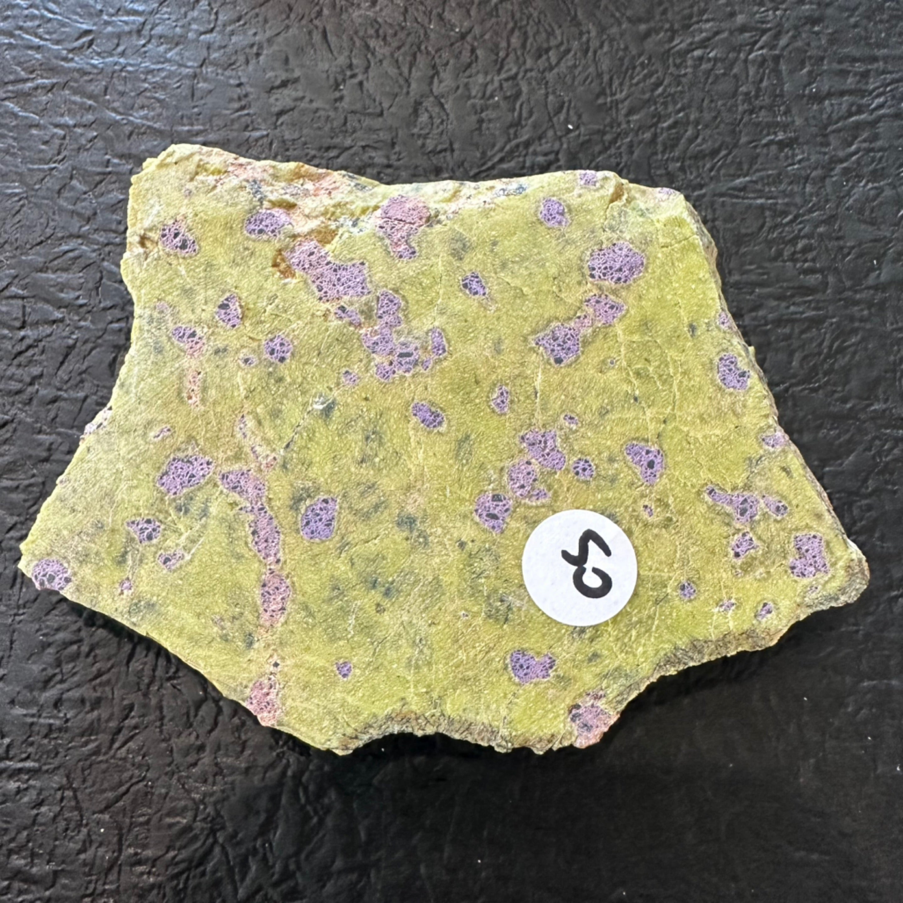 स्टिचटाइट (तस्मानियाई) उर्फ ​​अटलांटिसाइट रॉ स्लाइस के साथ सर्पेन्टाइन | स्लैब