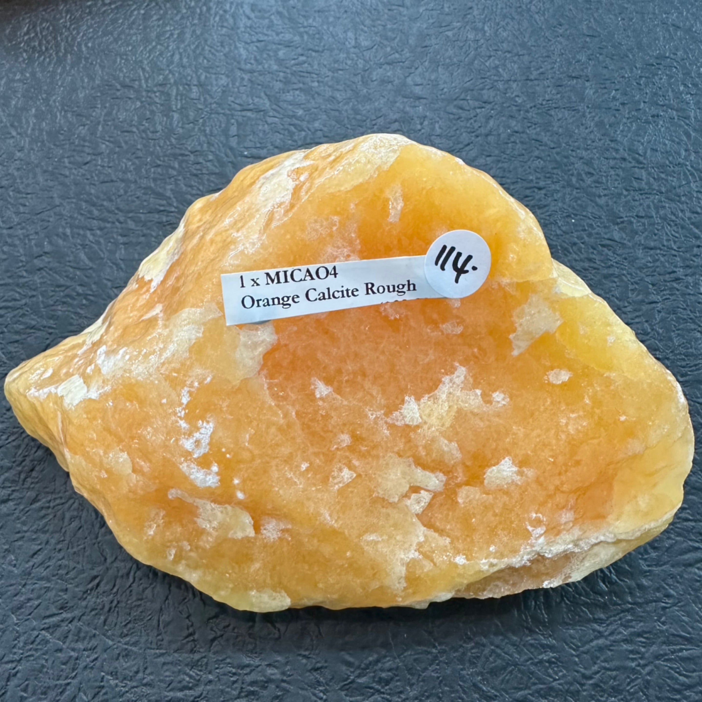 प्रदर्शन के लिए मेक्सिको से नारंगी कैल्साइट का बड़ा टुकड़ा