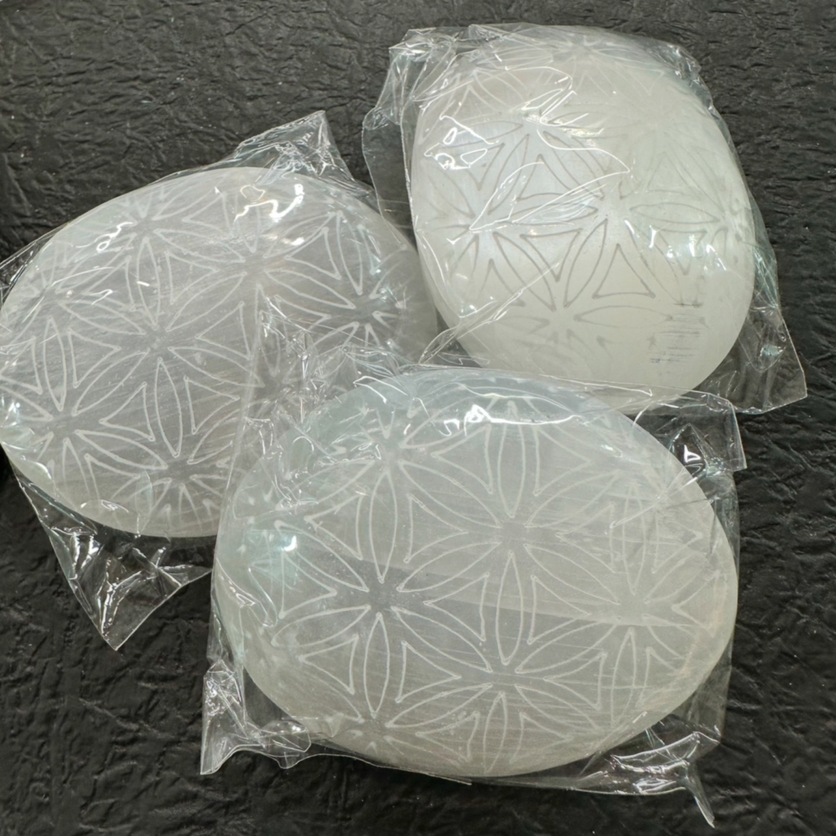 साटन स्पार पाम स्टोन - जीवन के फूल की नक्काशी