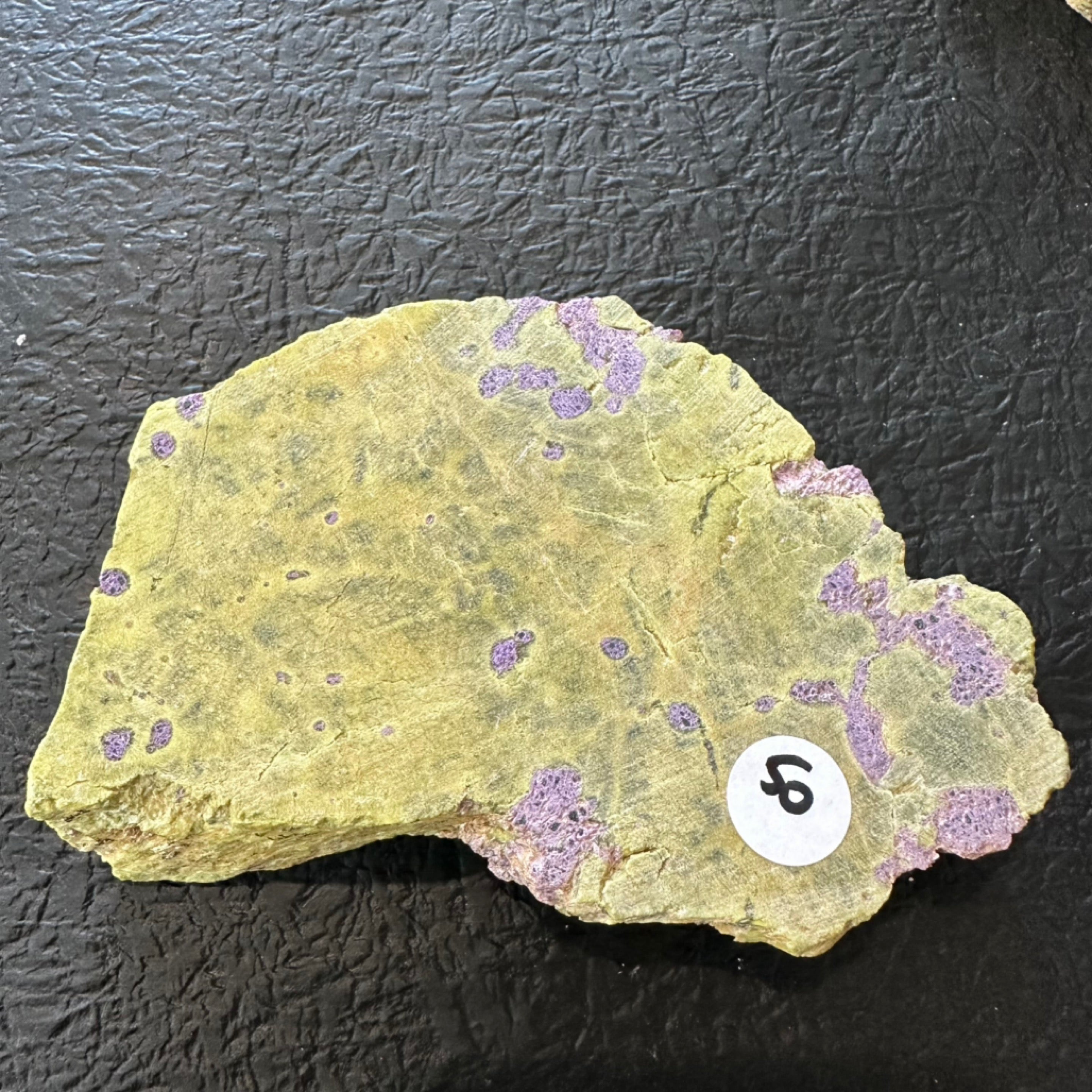 स्टिचटाइट (तस्मानियाई) उर्फ ​​अटलांटिसाइट रॉ स्लाइस के साथ सर्पेन्टाइन | स्लैब