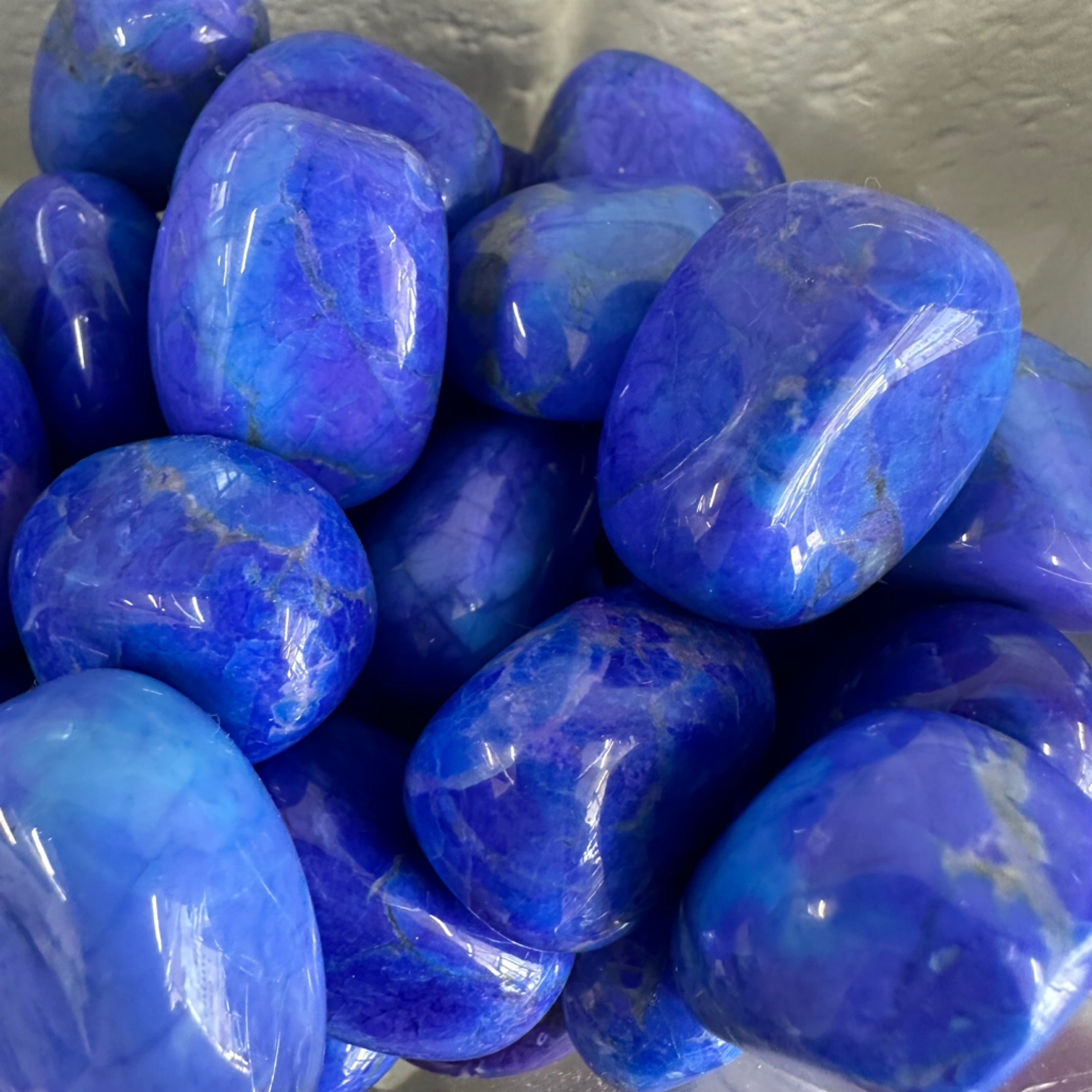 बैंगनी हाउलाइट - इनसाइट - टम्बल स्टोन रंग संवर्धित