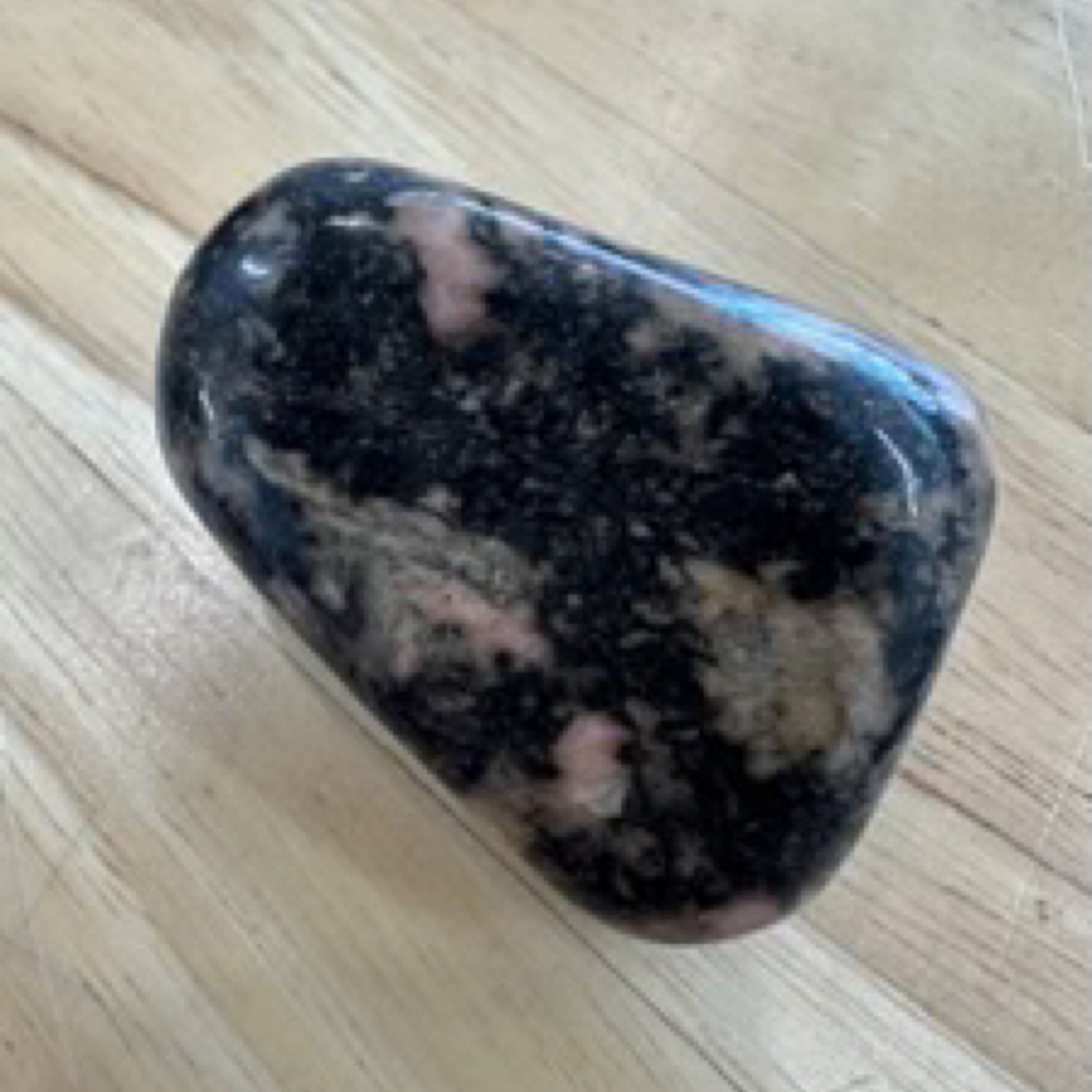 रोडोनाइट जंबो टम्बल्ड रत्न - हार्मनी