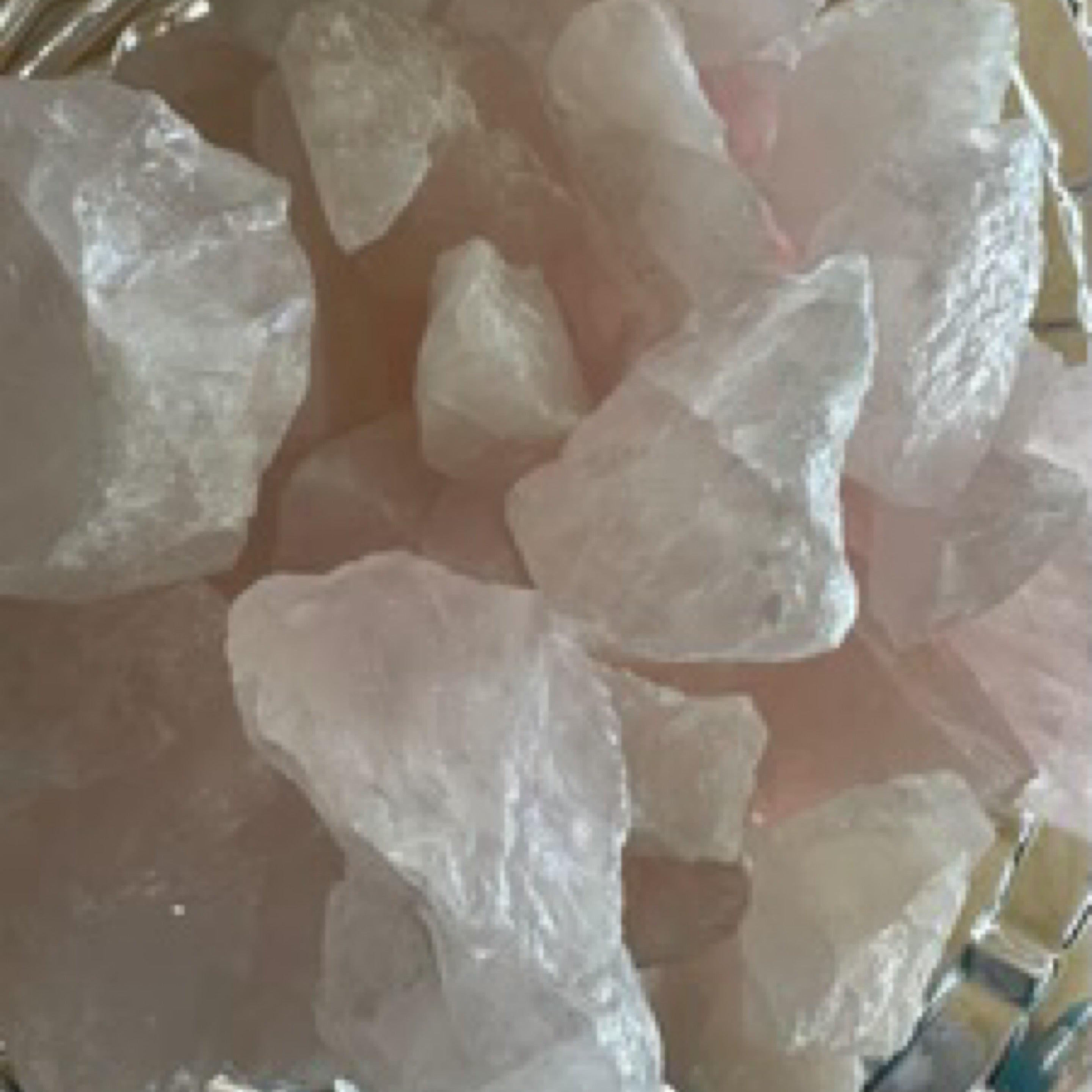 रोज़ क्वार्ट्ज़ के छोटे खुरदुरे टुकड़े