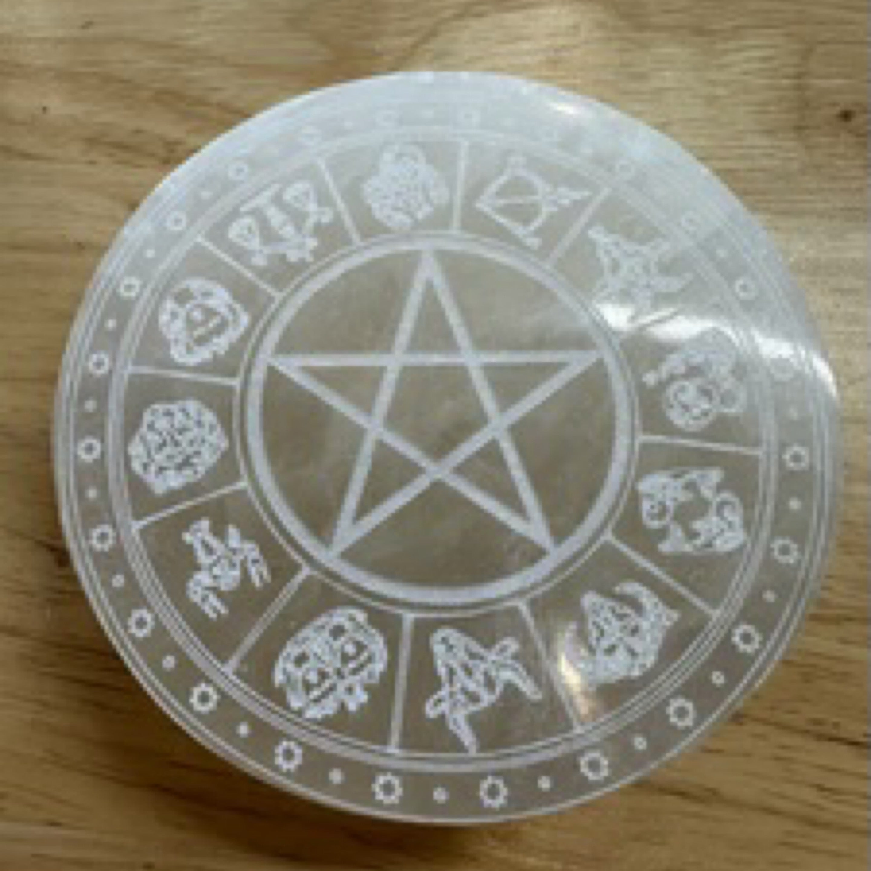 सेलेनाइट | साटन स्पार गोल चार्जिंग प्लेट कुंडली चिन्हों के साथ 10 सेमी