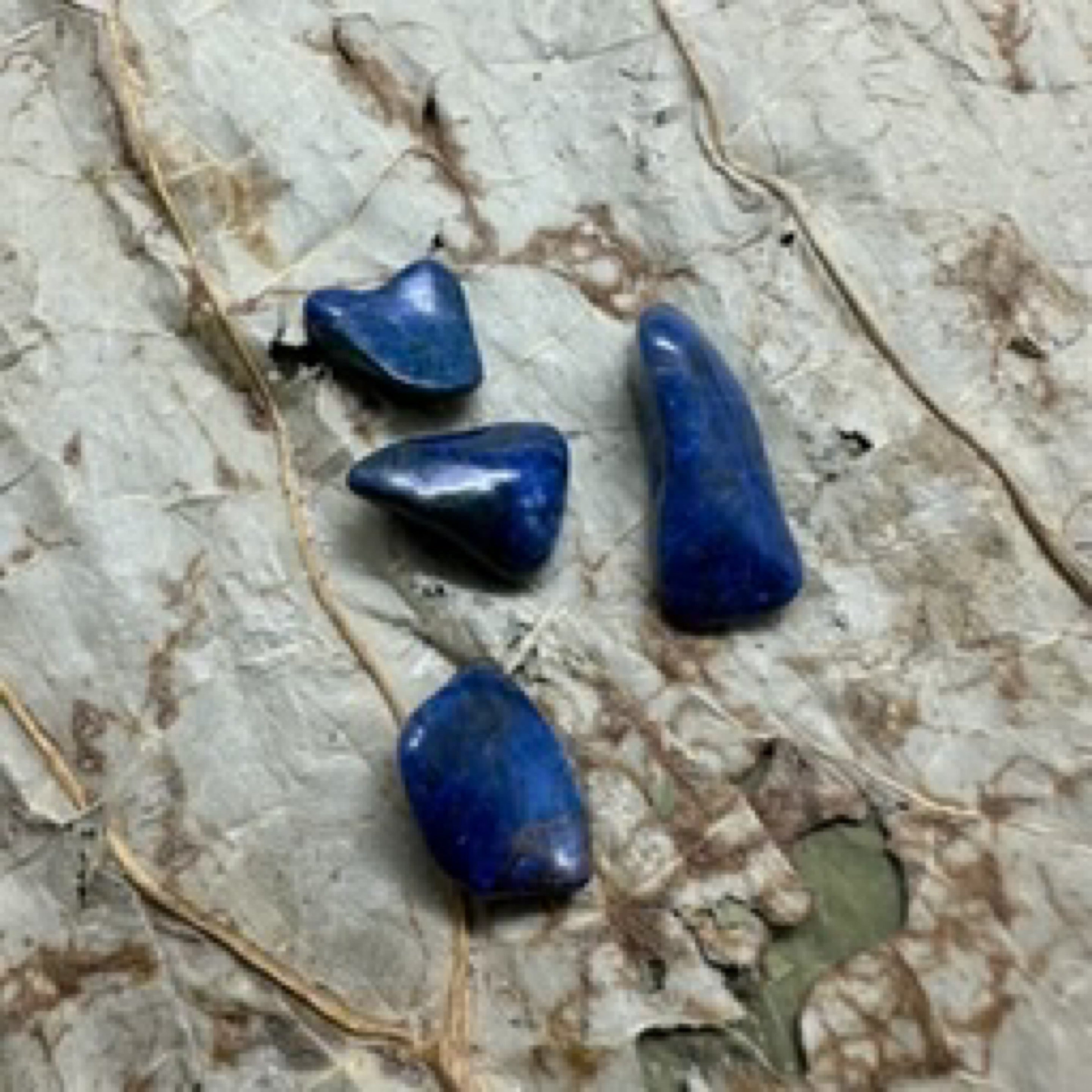 शट्टुकाइट - अंतर्ज्ञान - टूटे हुए पत्थर