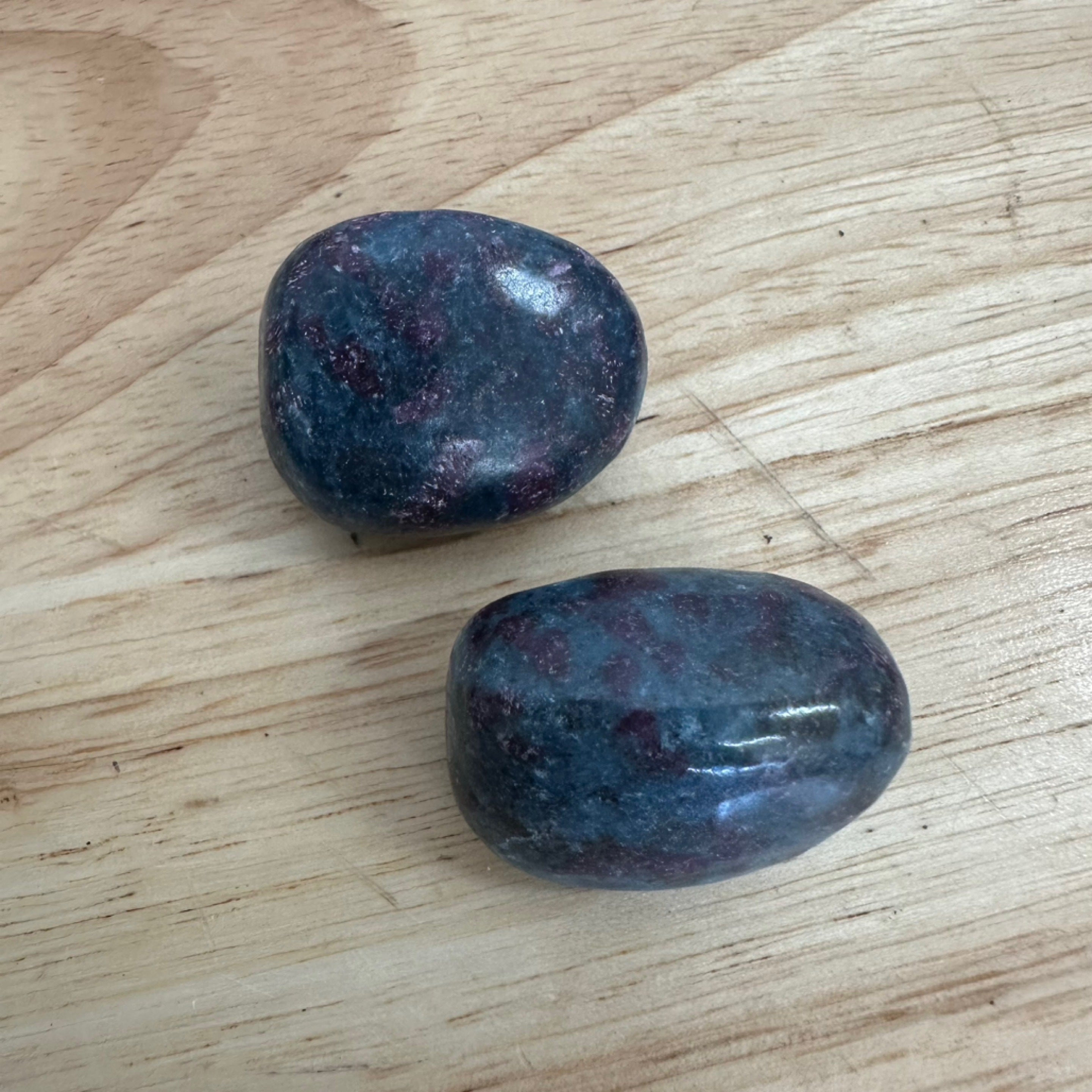 कायनाइट टम्बल स्टोन में रूबी