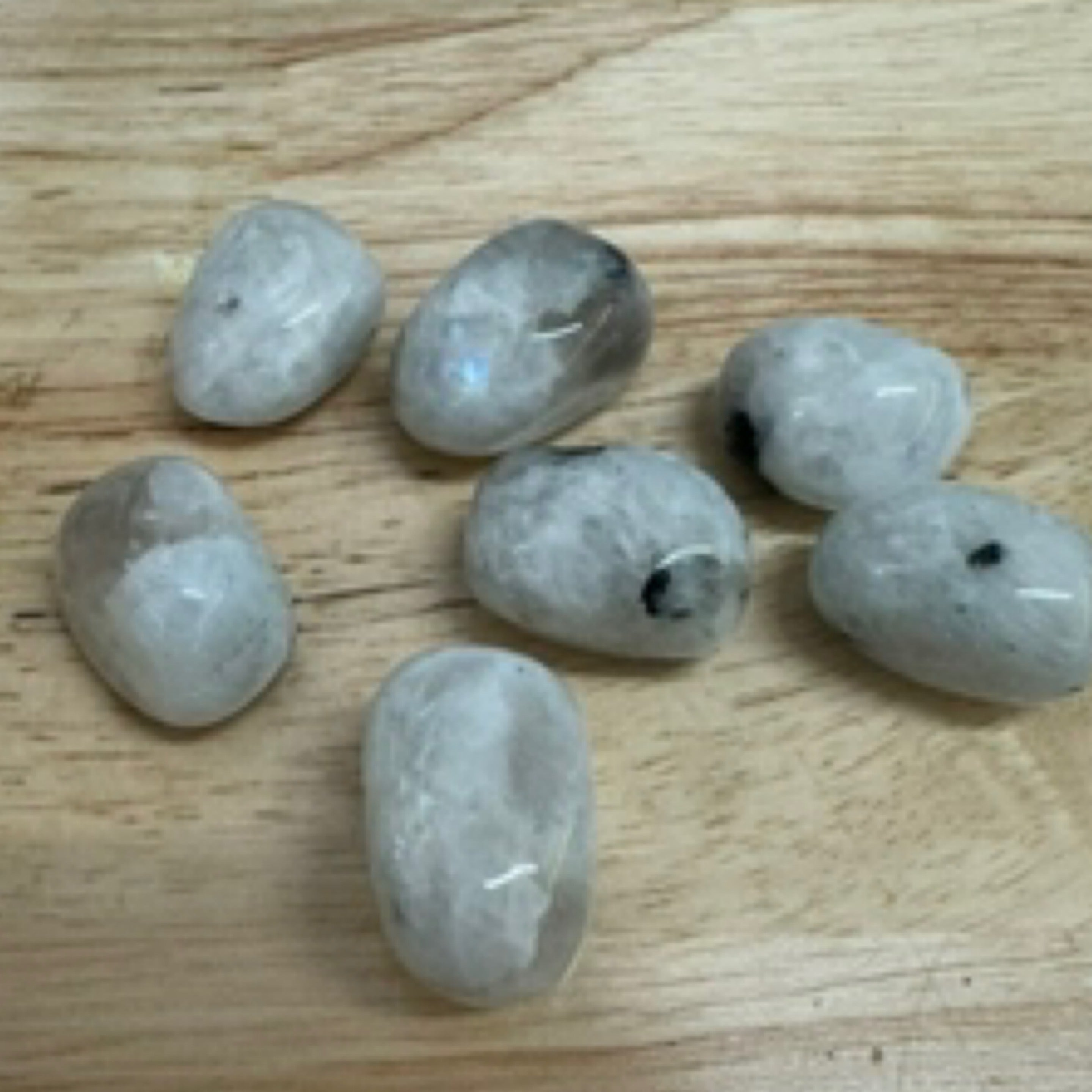 इंद्रधनुषी मूनस्टोन हाथ से काटा हुआ (सफ़ेद लैब्राडोराइट) टम्बल स्टोन