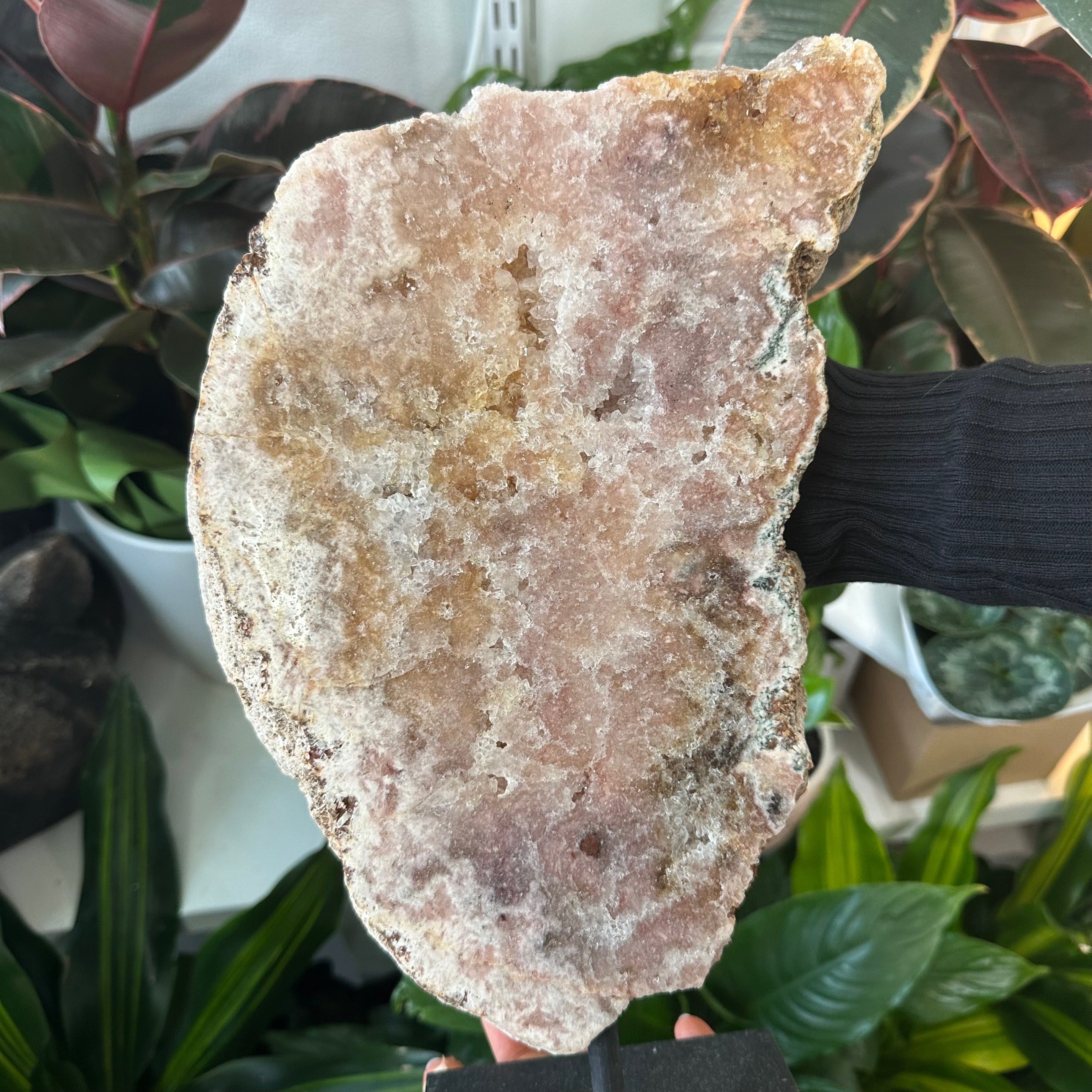 धातु के स्टैंड पर गुलाबी नीलम 2.839KG केवल स्टोर में - इस आइटम पर कोई शिपिंग नहीं