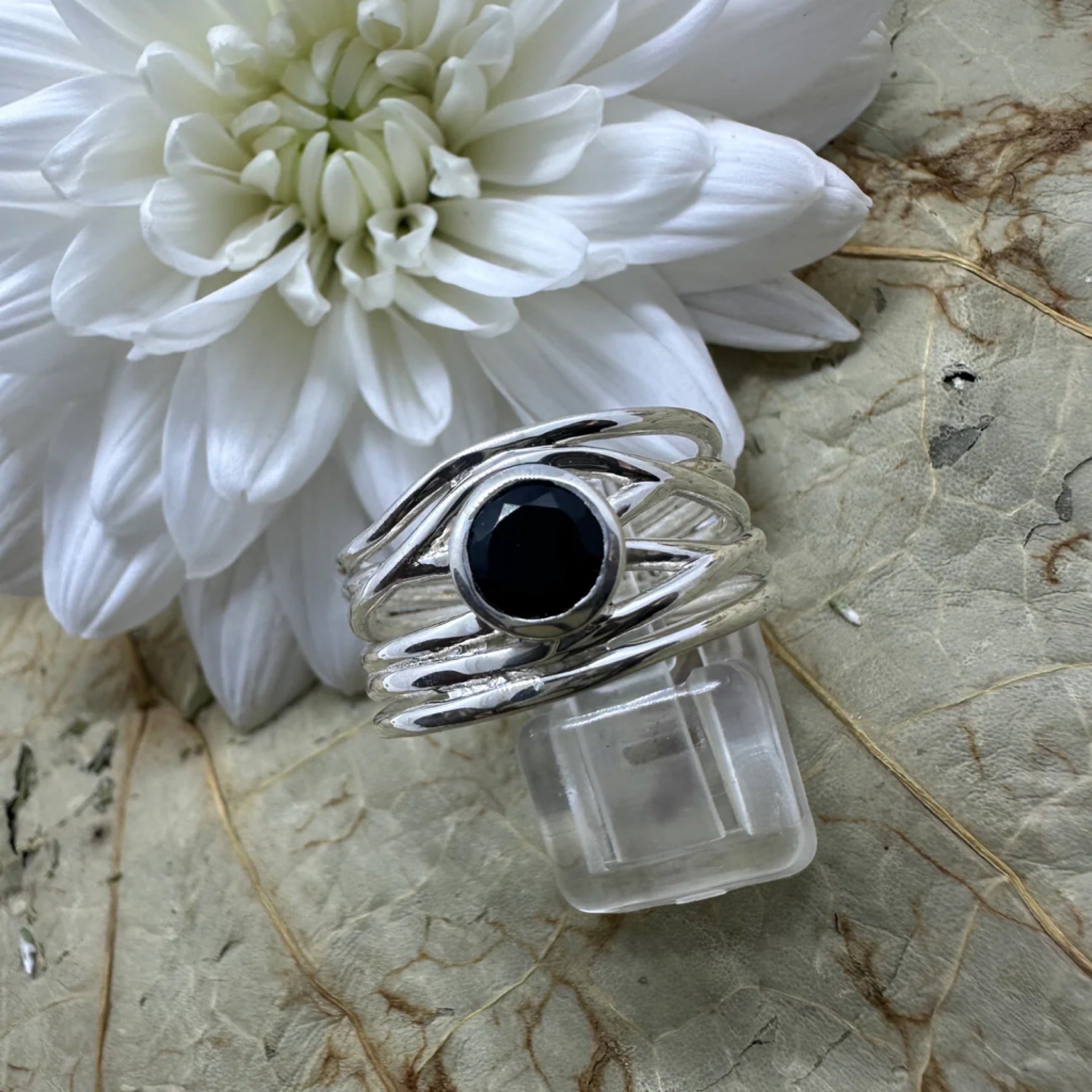 Black Onyx Round Open Space 925 Sterling Silver Ring - Size 9 - Quality Gemstone Jewellery