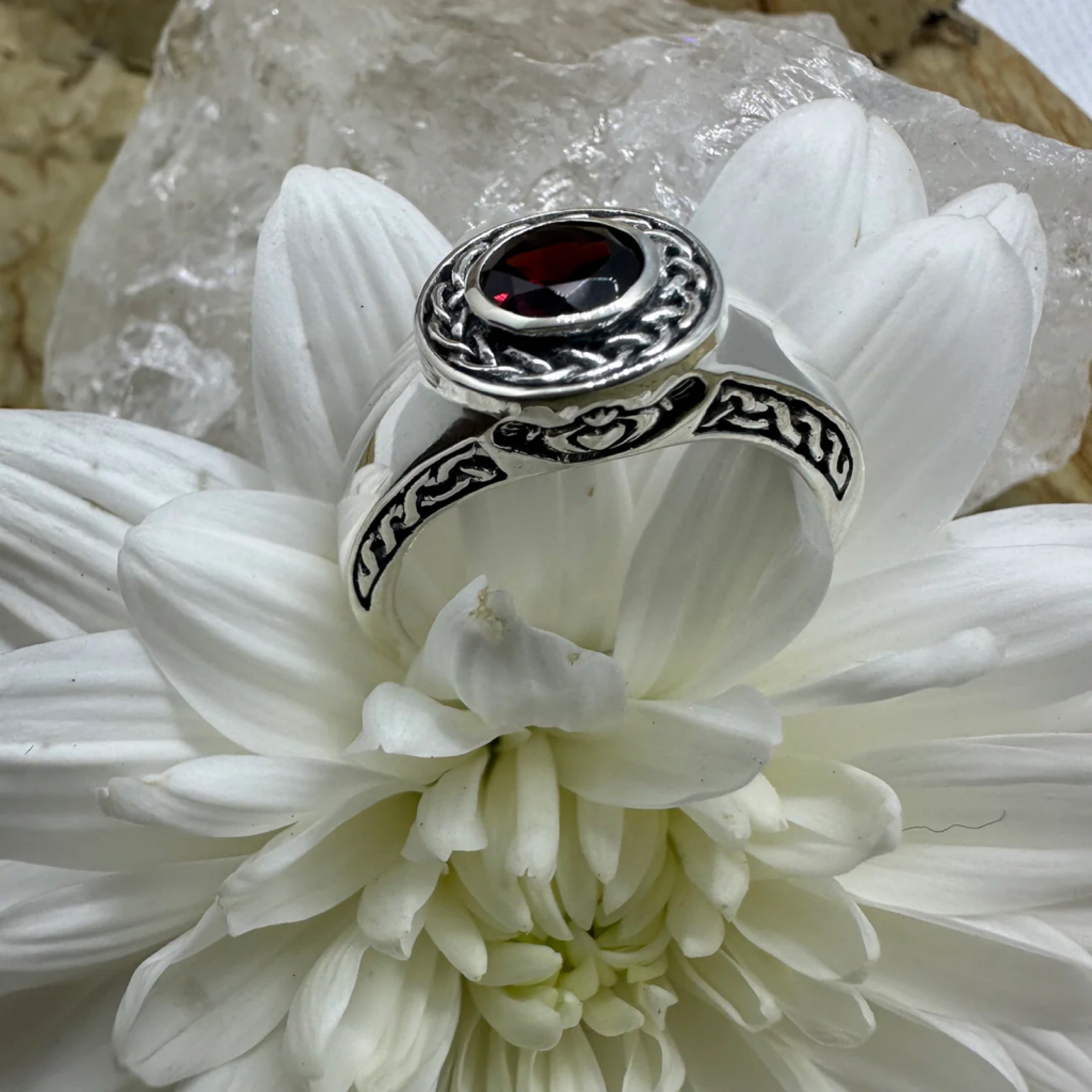 Garnet Detailed Band 925 Sterling Silver Ring - Size 10 - Quality Gemstone Jewellery