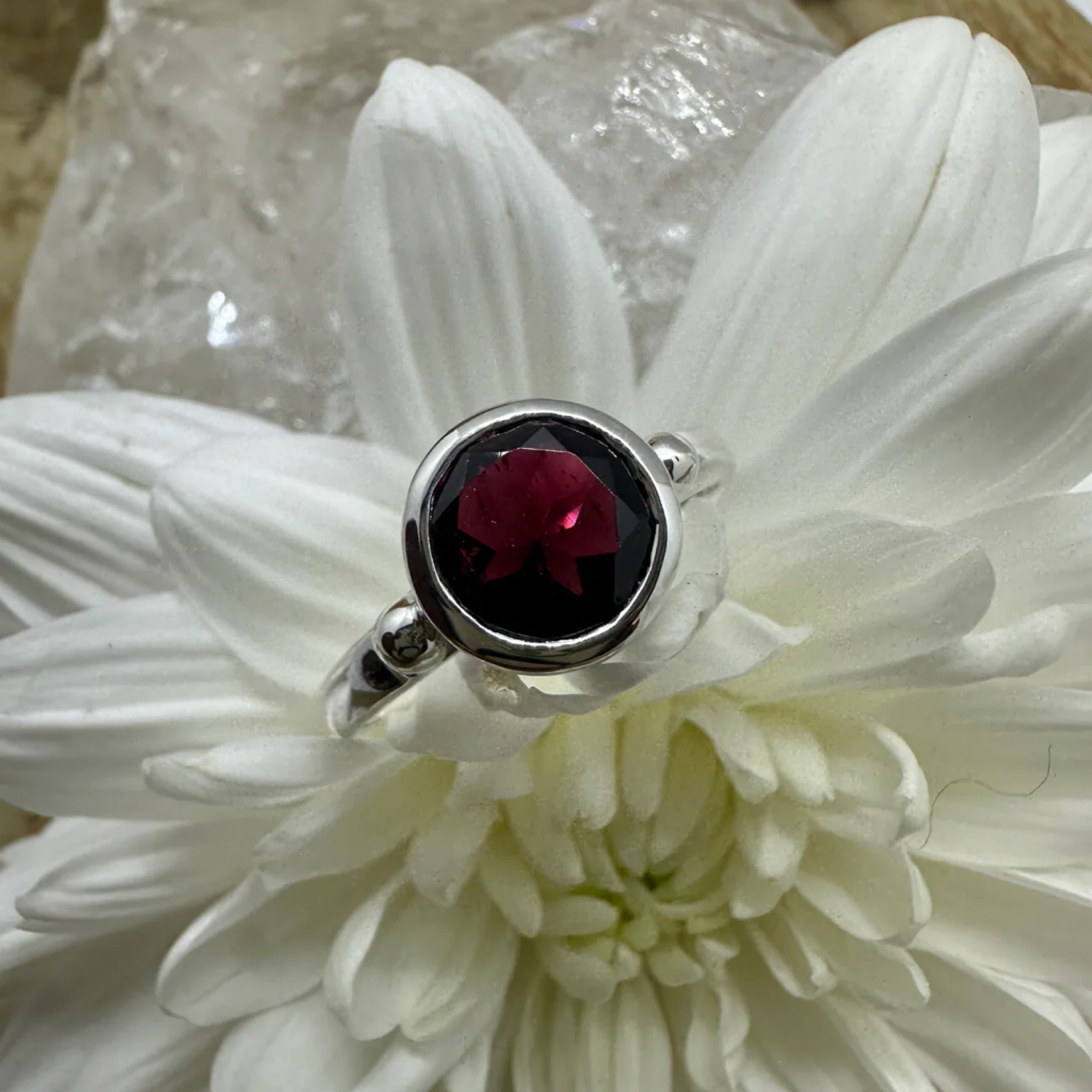 Garnet Round 925 Sterling Silver Ring - Size 9 - Quality Gemstone Jewellery