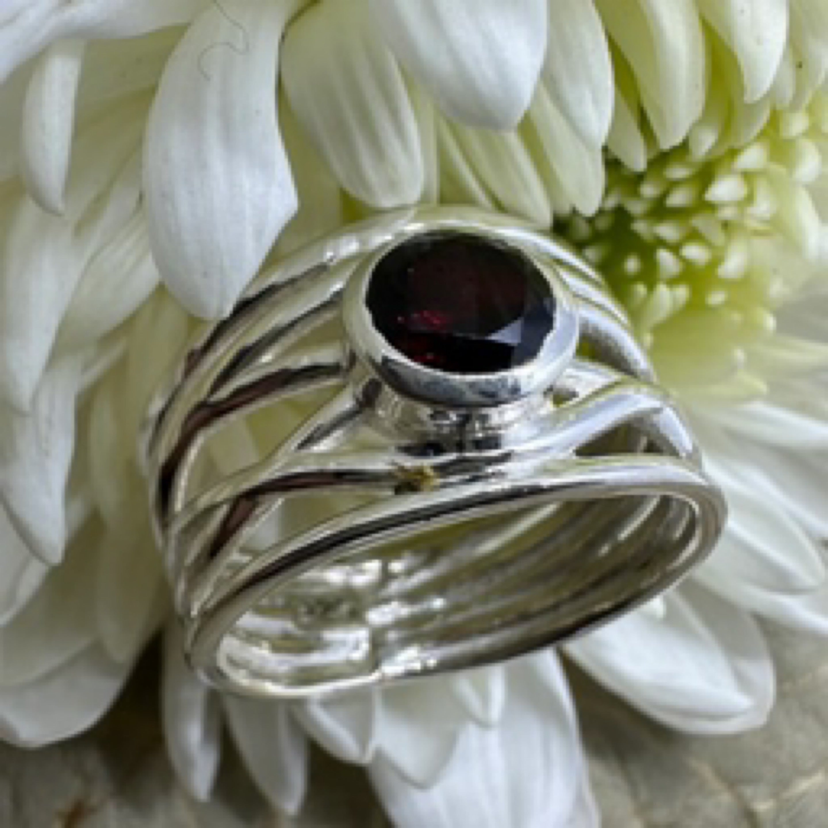 Garnet Round Open Space 925 Sterling Silver Ring - Size 8 - Quality Gemstone Jewellery